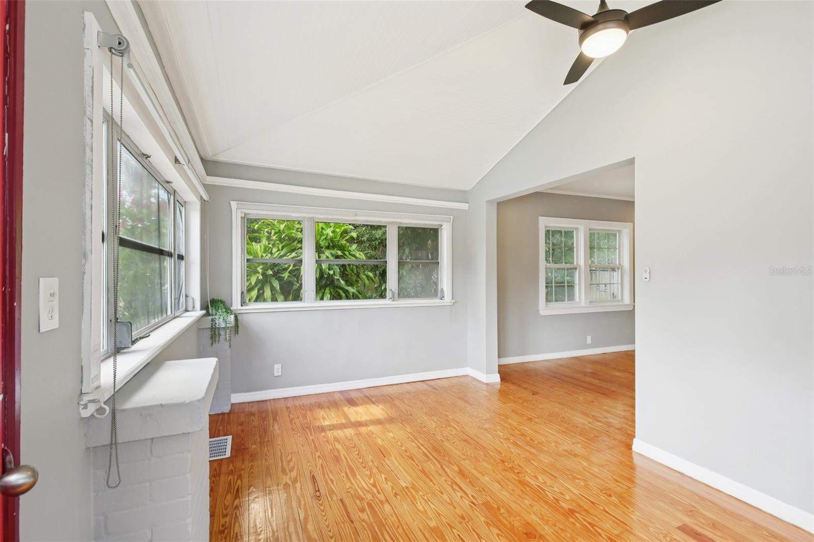 Image 14 of 53 For 924 Vistabula Street