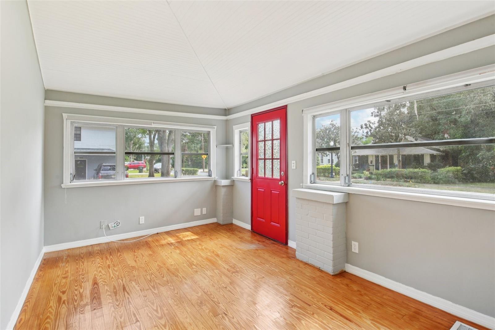 Image 7 of 53 For 924 Vistabula Street