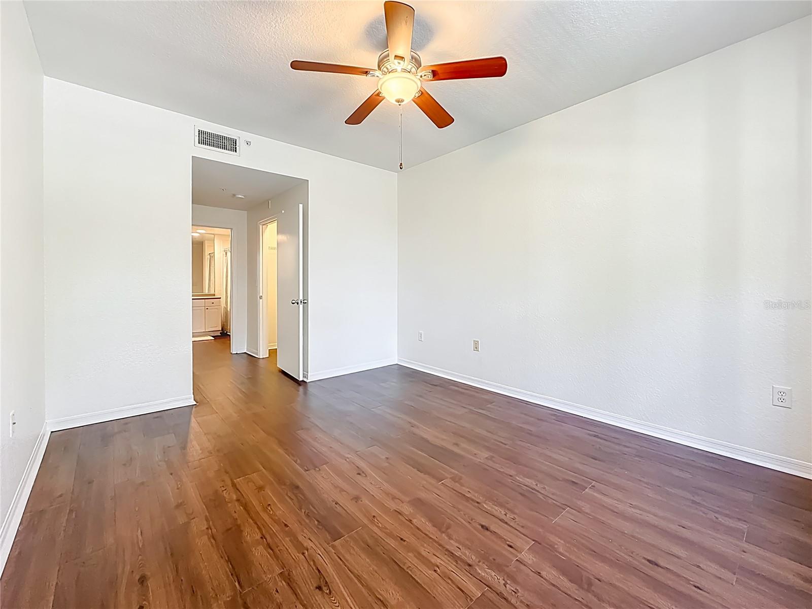 Image 18 of 31 For 402 Armenia Avenue 128