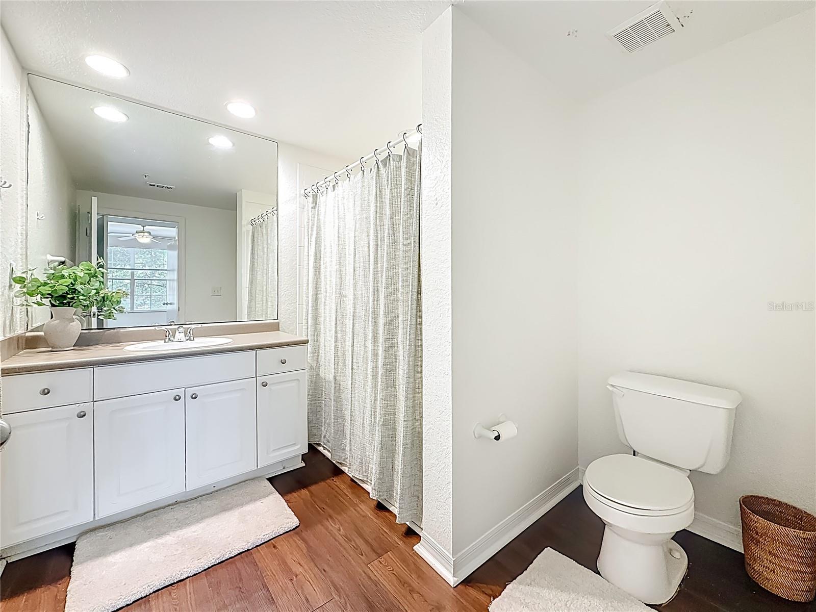 Image 20 of 31 For 402 Armenia Avenue 128