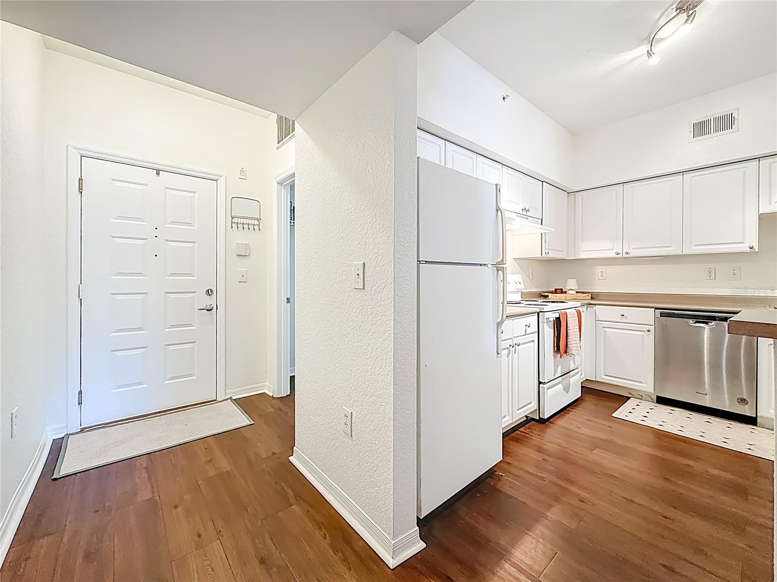 Image 6 of 31 For 402 Armenia Avenue 128