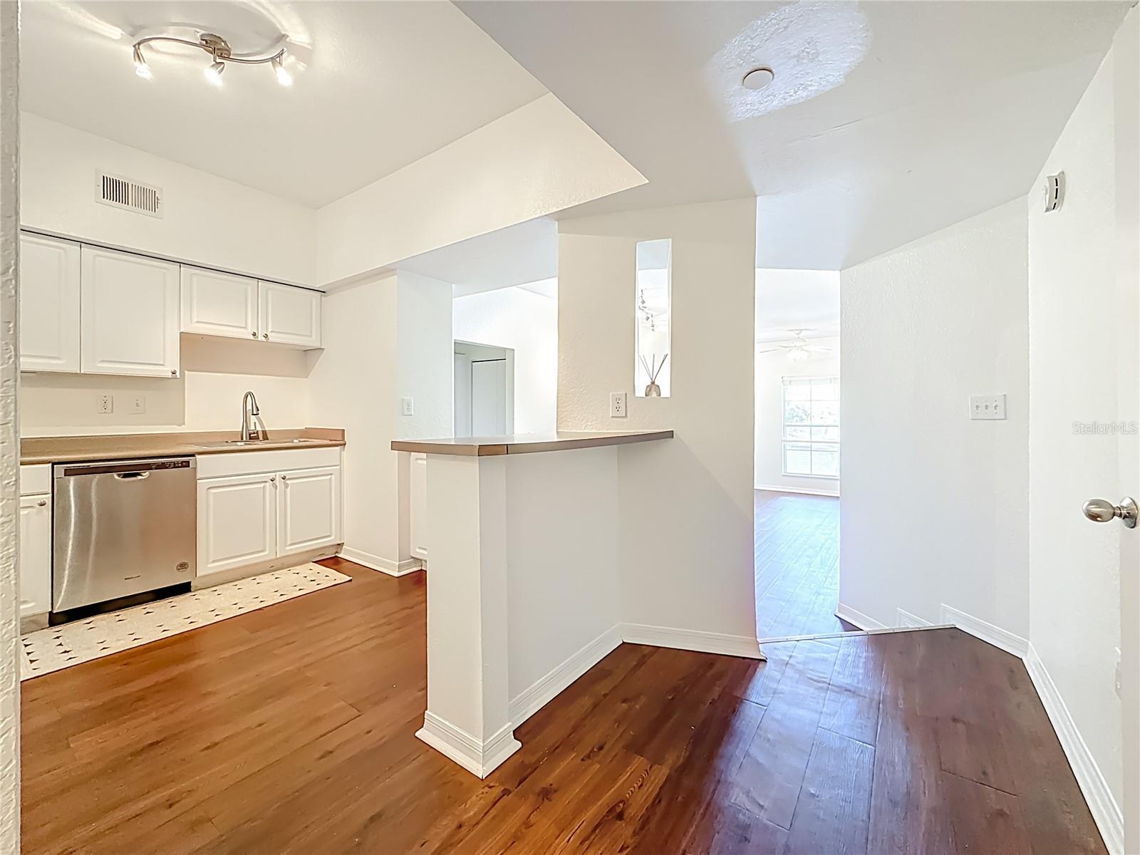 Image 7 of 31 For 402 Armenia Avenue 128