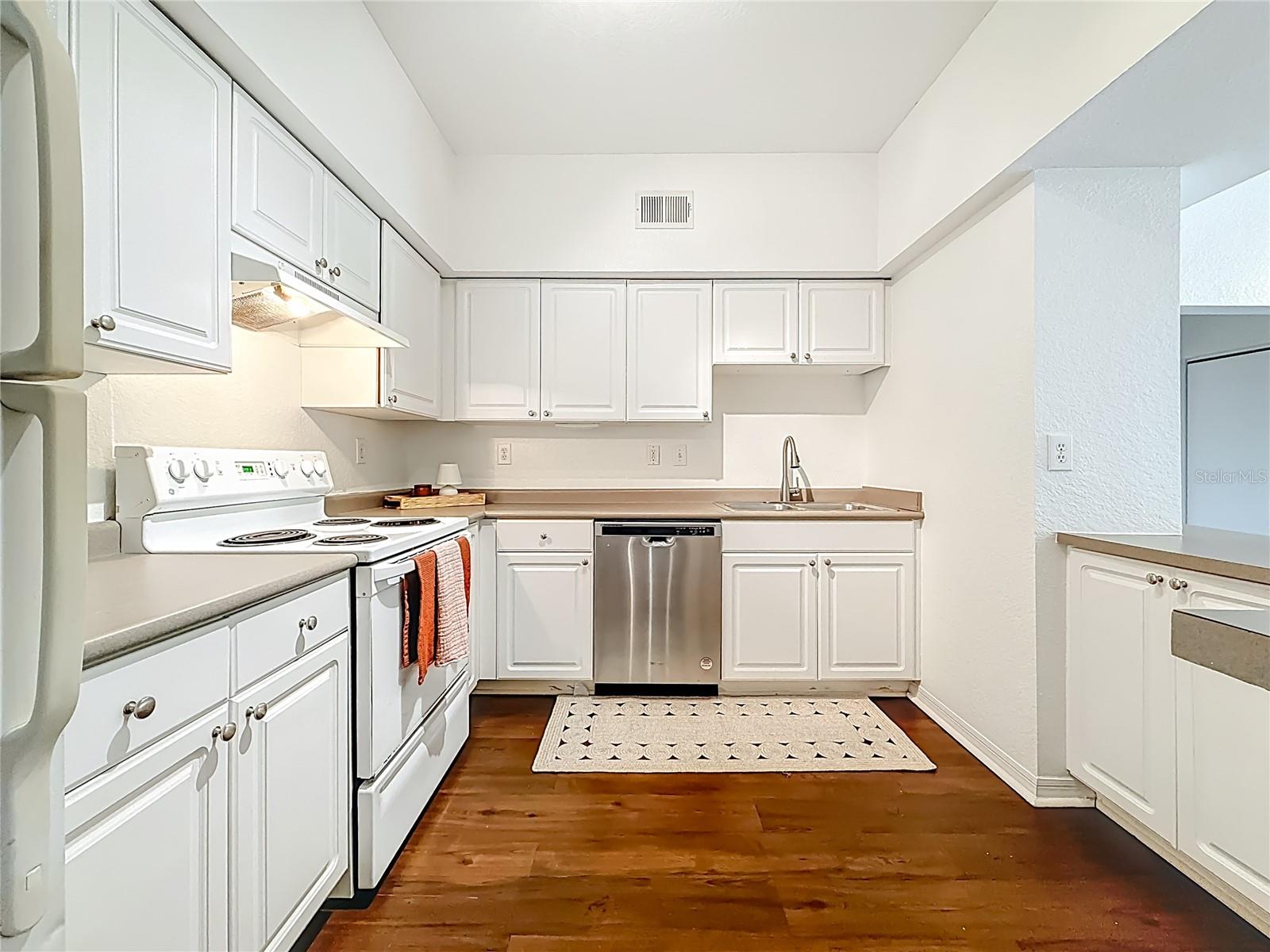 Image 8 of 31 For 402 Armenia Avenue 128