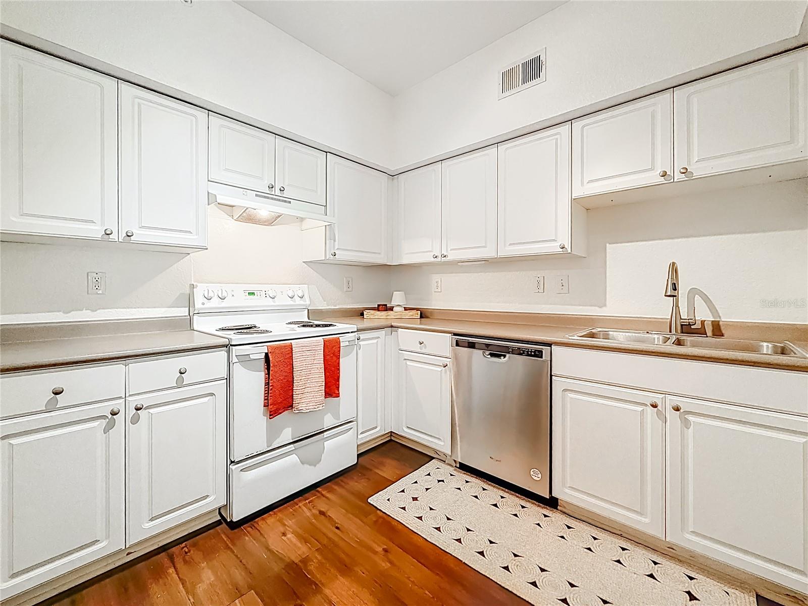 Image 9 of 31 For 402 Armenia Avenue 128