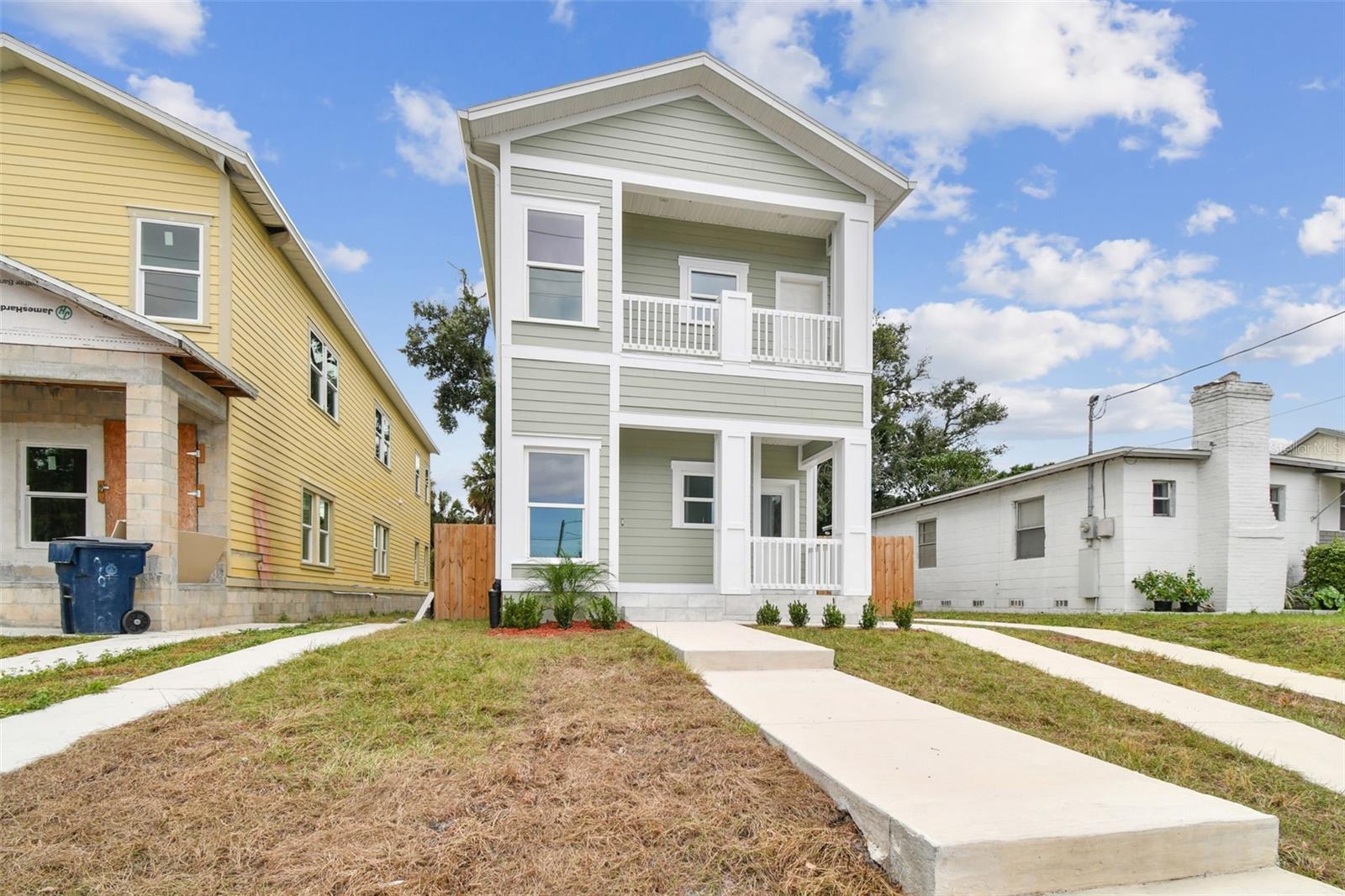 Listing photo id 2 for 2313 Columbus Drive