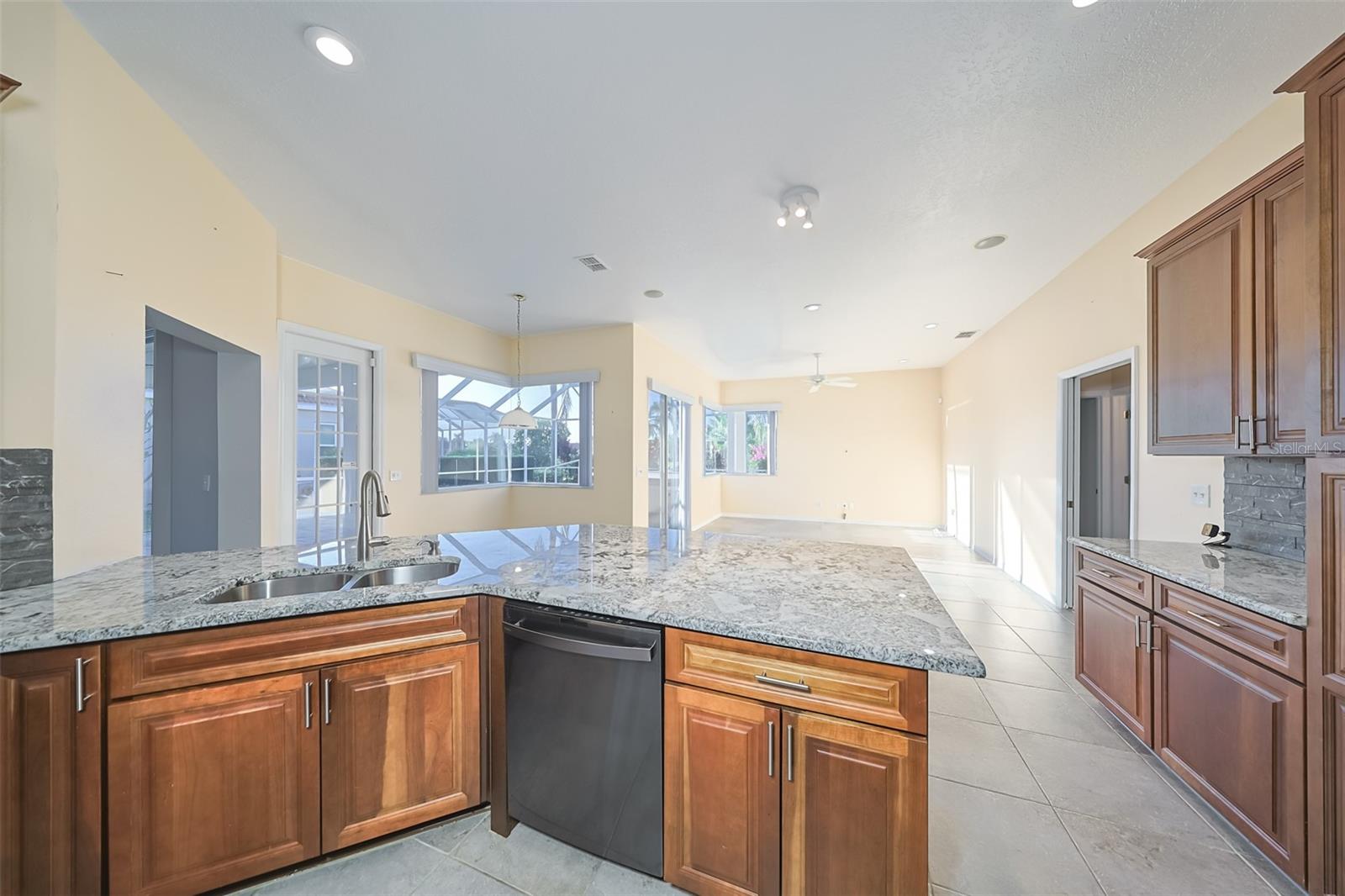 Image 20 of 58 For 2320 Platinum Drive