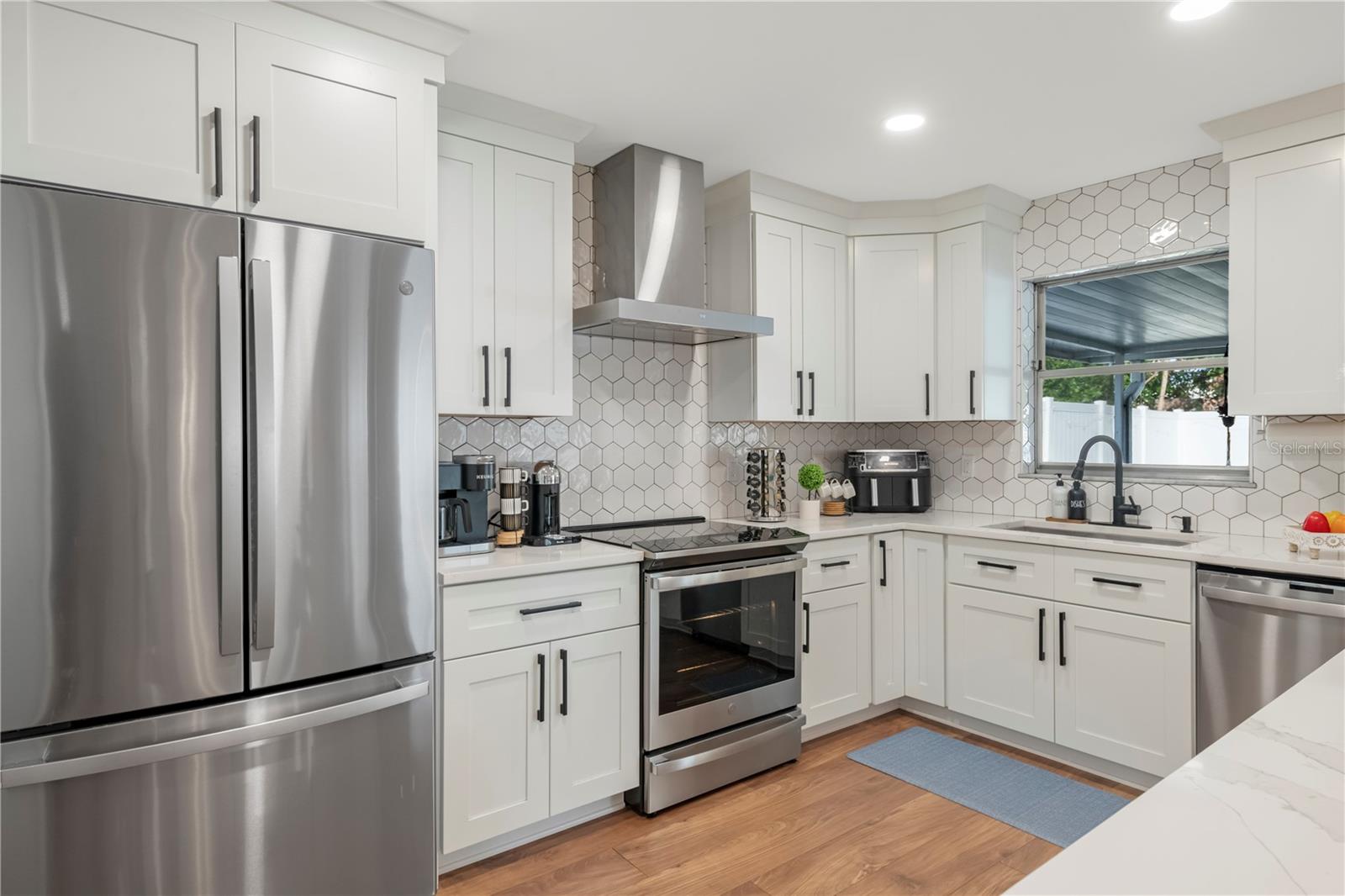 Listing photo id 8 for 8693 Pinetree Drive E