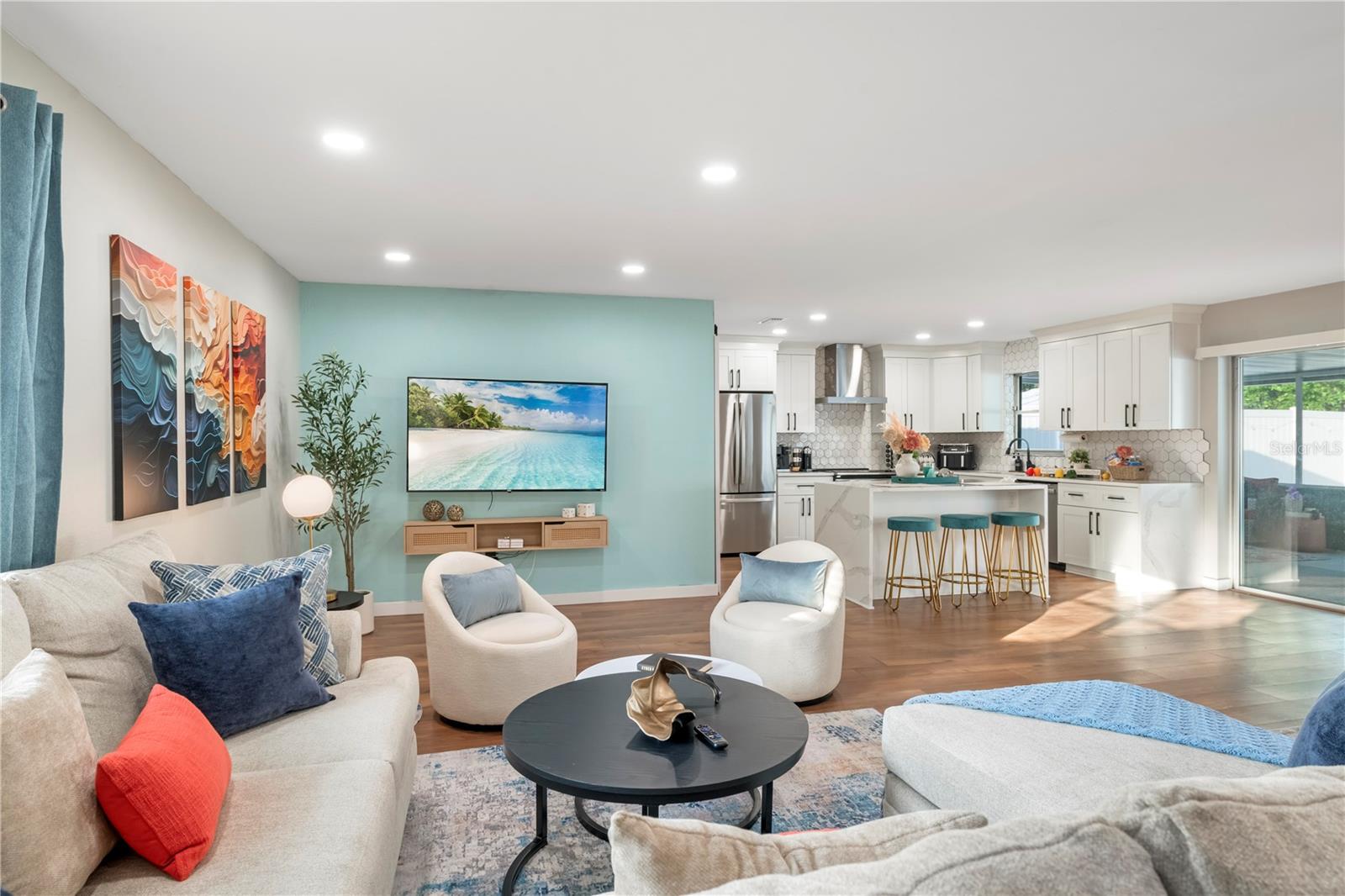 Listing photo id 13 for 8693 Pinetree Drive E