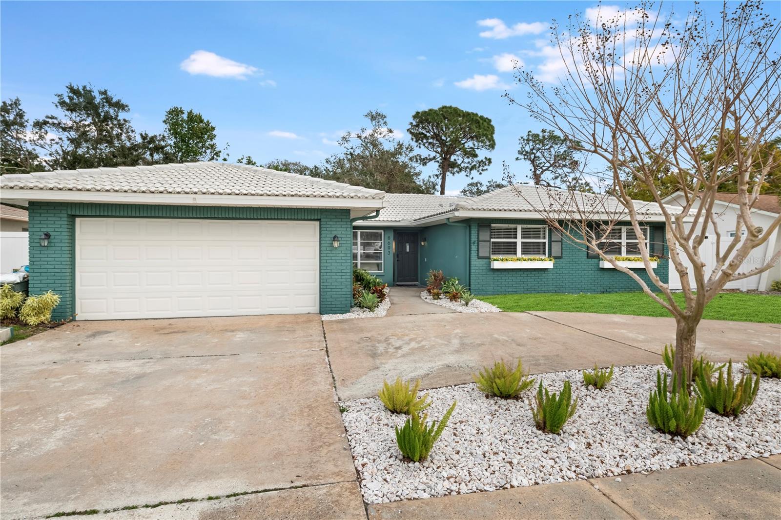 Listing photo id 0 for 8693 Pinetree Drive E