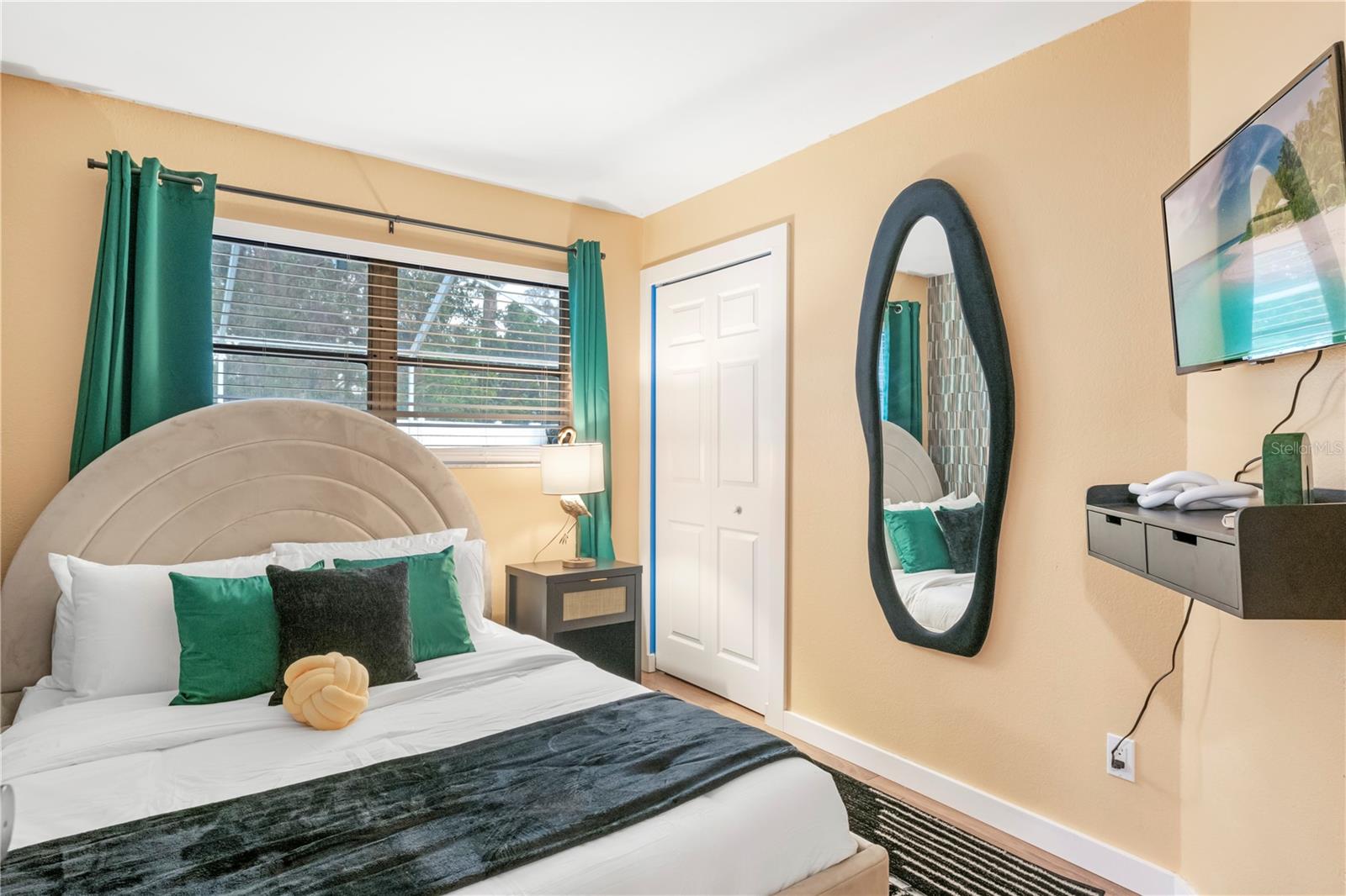 Listing photo id 26 for 8693 Pinetree Drive E