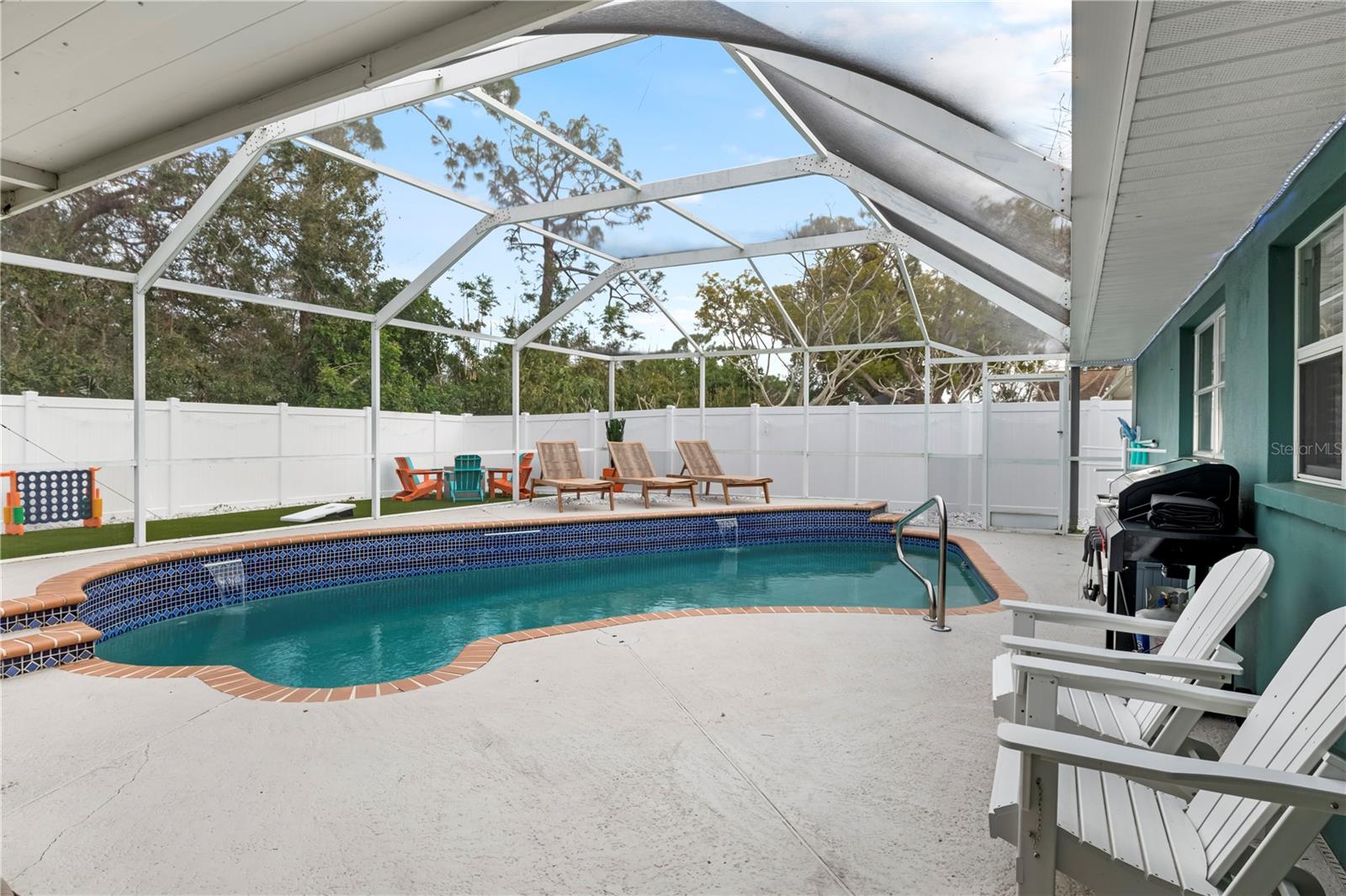 Listing photo id 1 for 8693 Pinetree Drive E