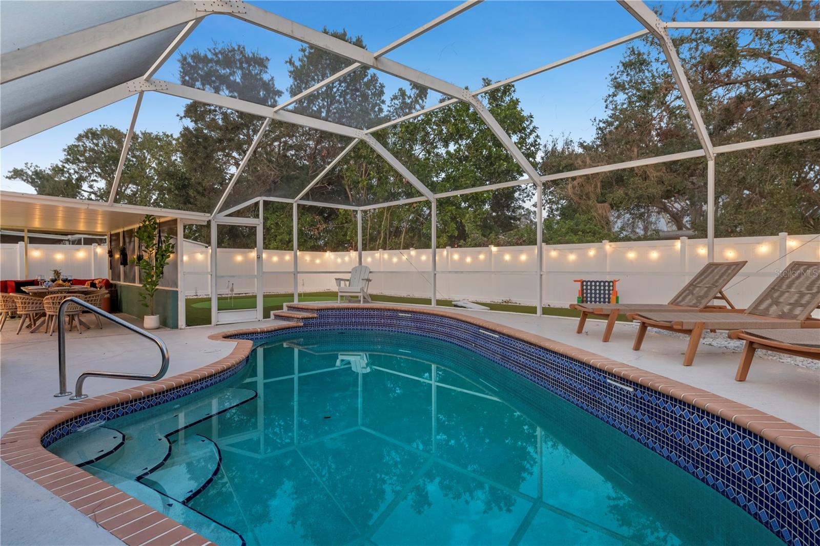 Listing photo id 36 for 8693 Pinetree Drive E