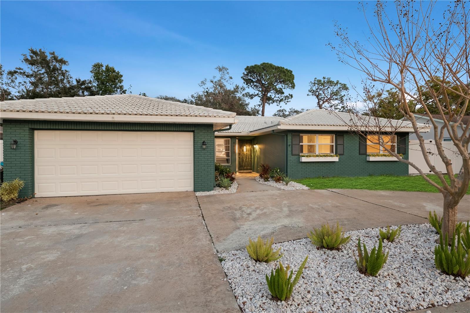 Listing photo id 37 for 8693 Pinetree Drive E