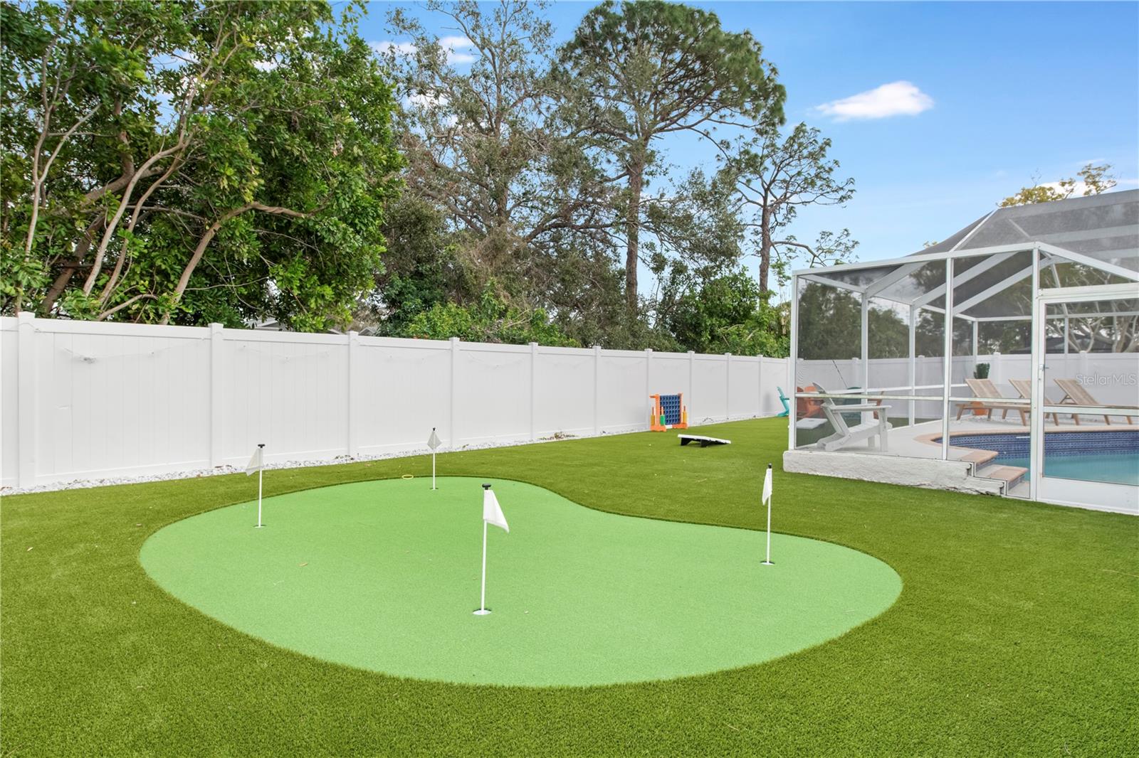 Listing photo id 2 for 8693 Pinetree Drive E