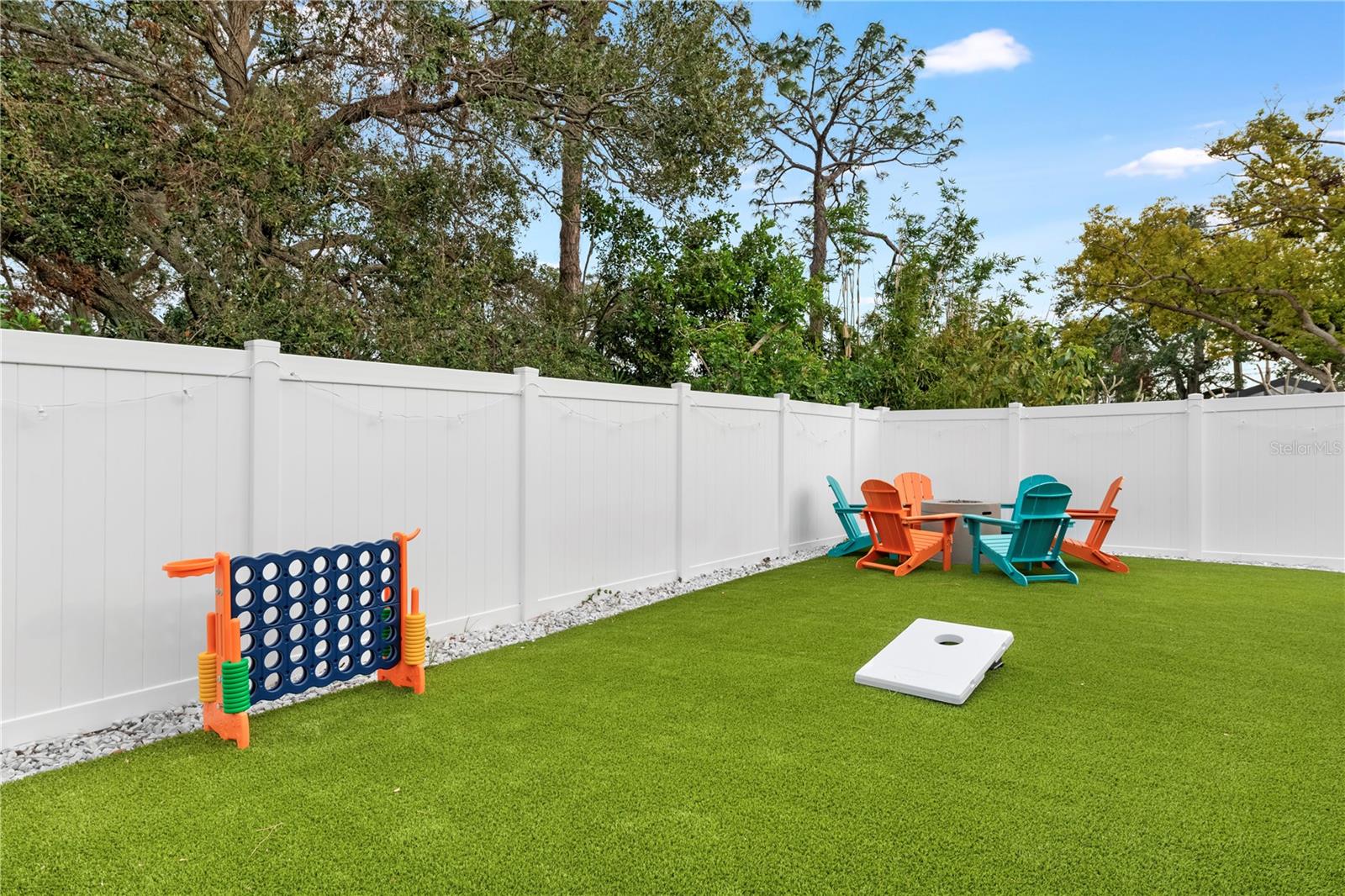 Listing photo id 3 for 8693 Pinetree Drive E