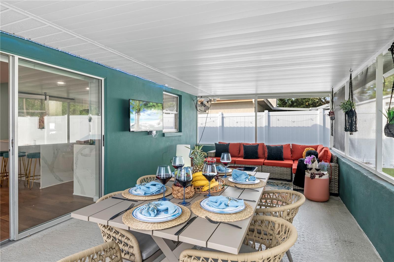 Listing photo id 4 for 8693 Pinetree Drive E