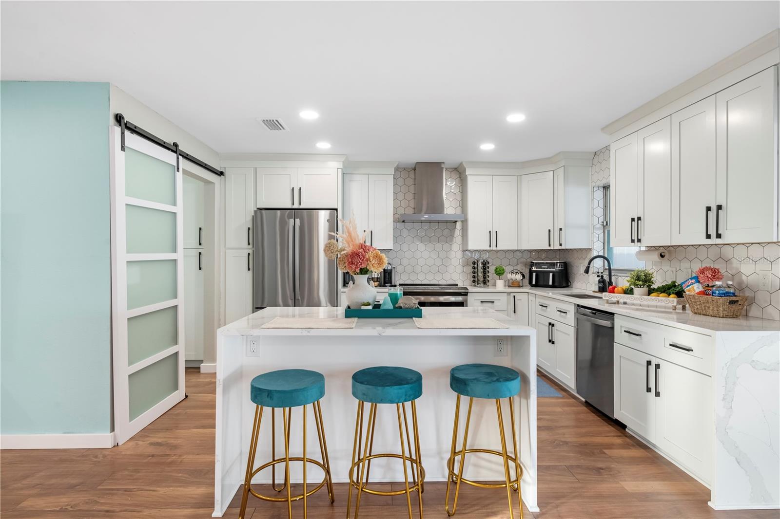 Listing photo id 7 for 8693 Pinetree Drive E