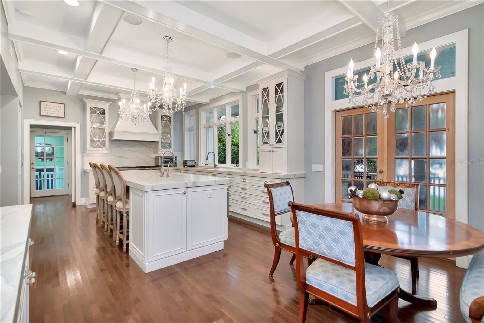 Listing photo id 10 for 6220 Bayshore Boulevard