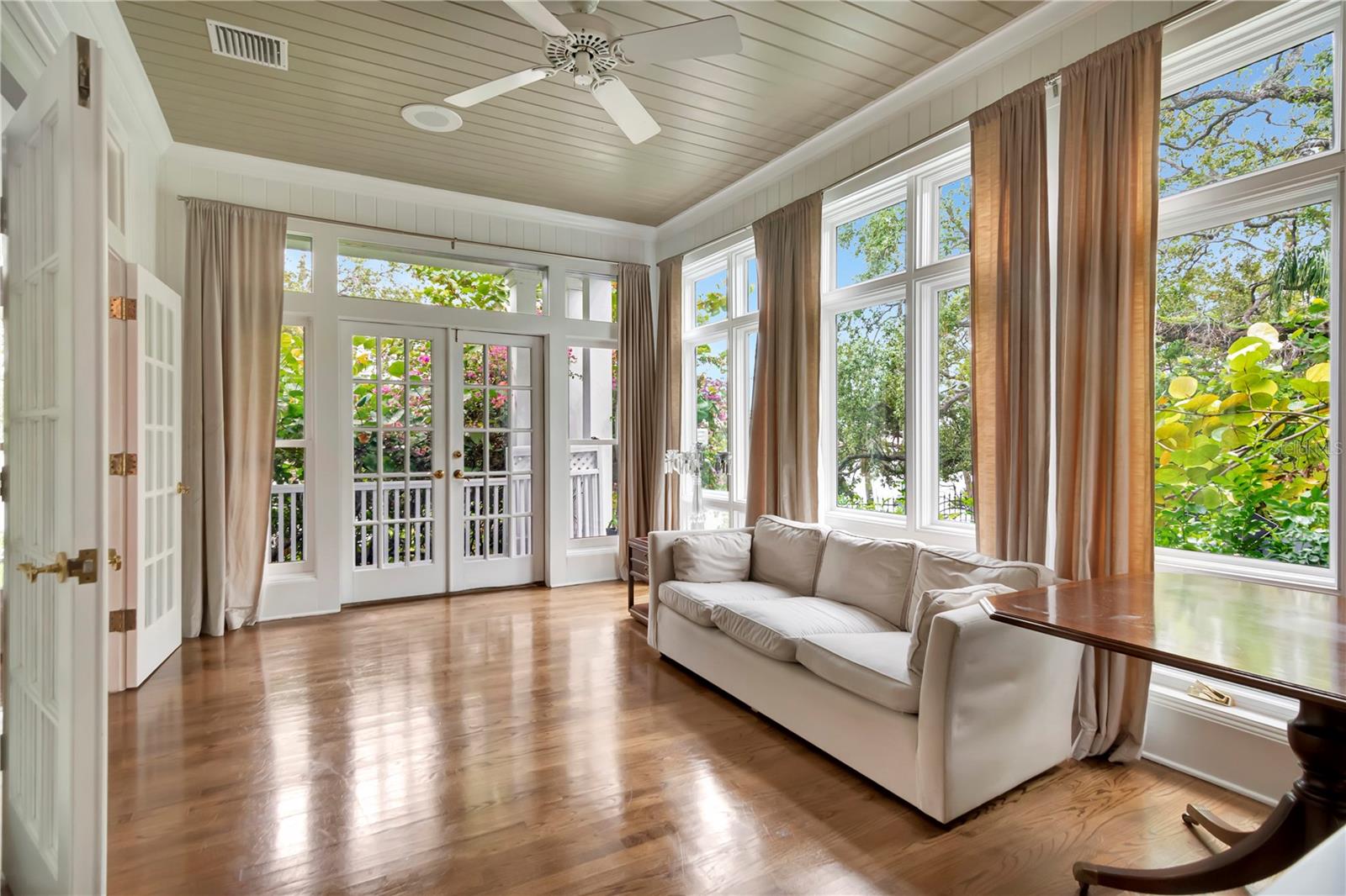 Listing photo id 21 for 6220 Bayshore Boulevard