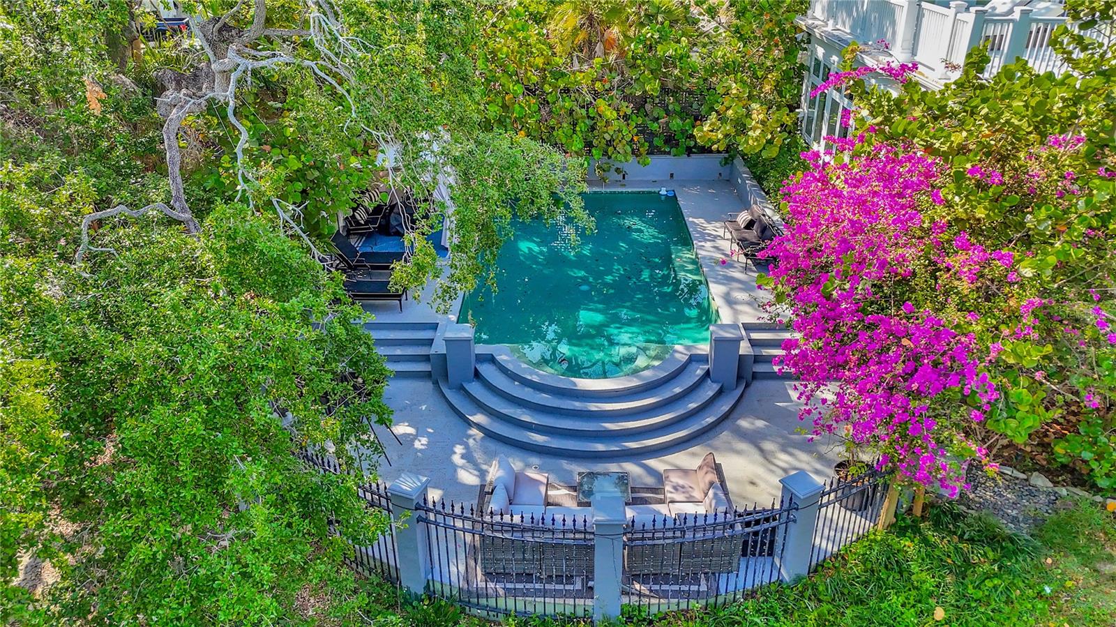 Listing photo id 1 for 6220 Bayshore Boulevard