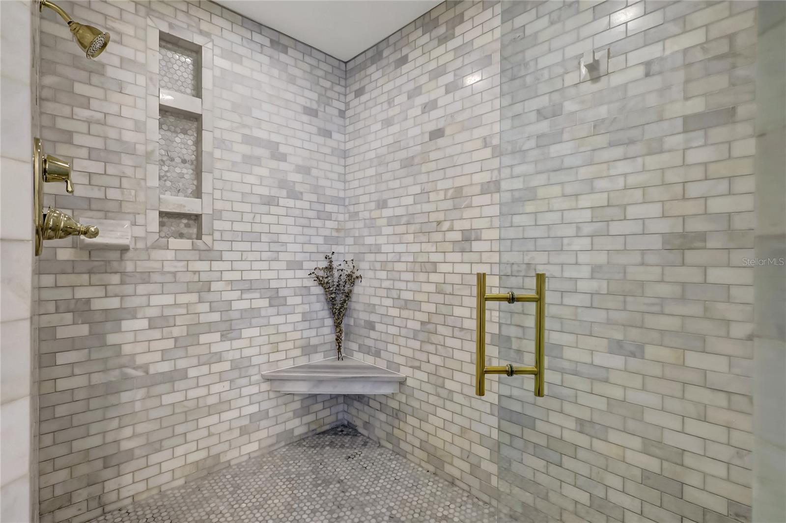 Listing photo id 35 for 6220 Bayshore Boulevard