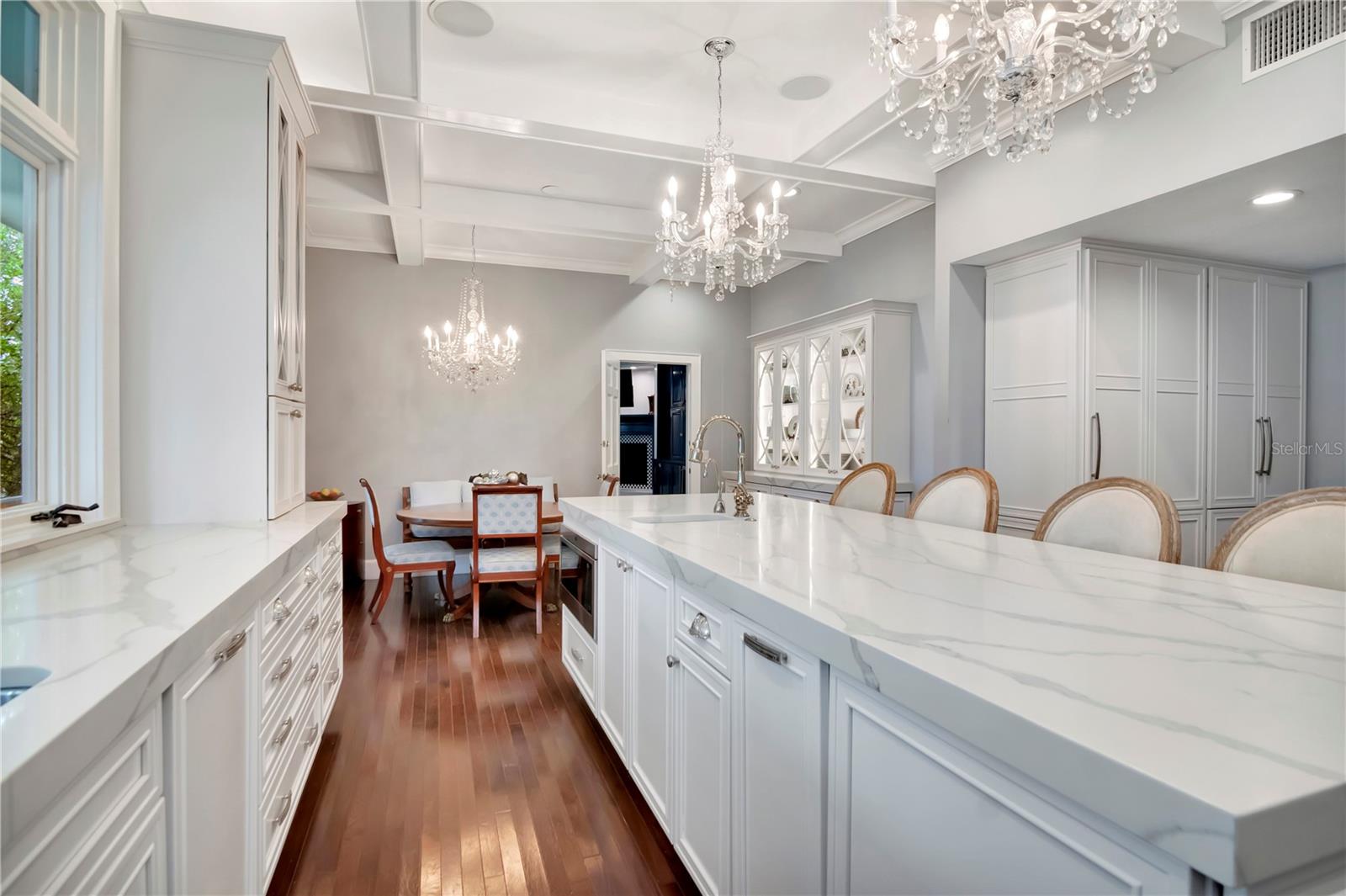 Listing photo id 5 for 6220 Bayshore Boulevard