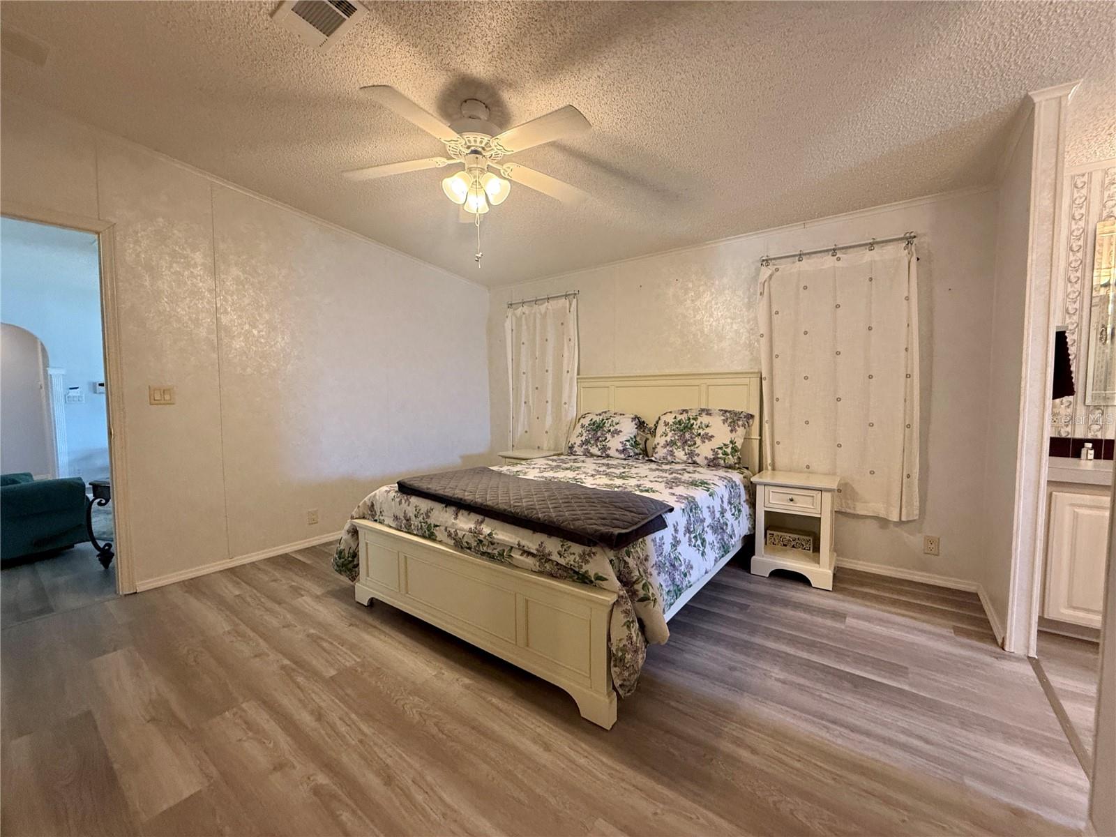 Image 17 of 33 For 209 Saint Thomas Circle