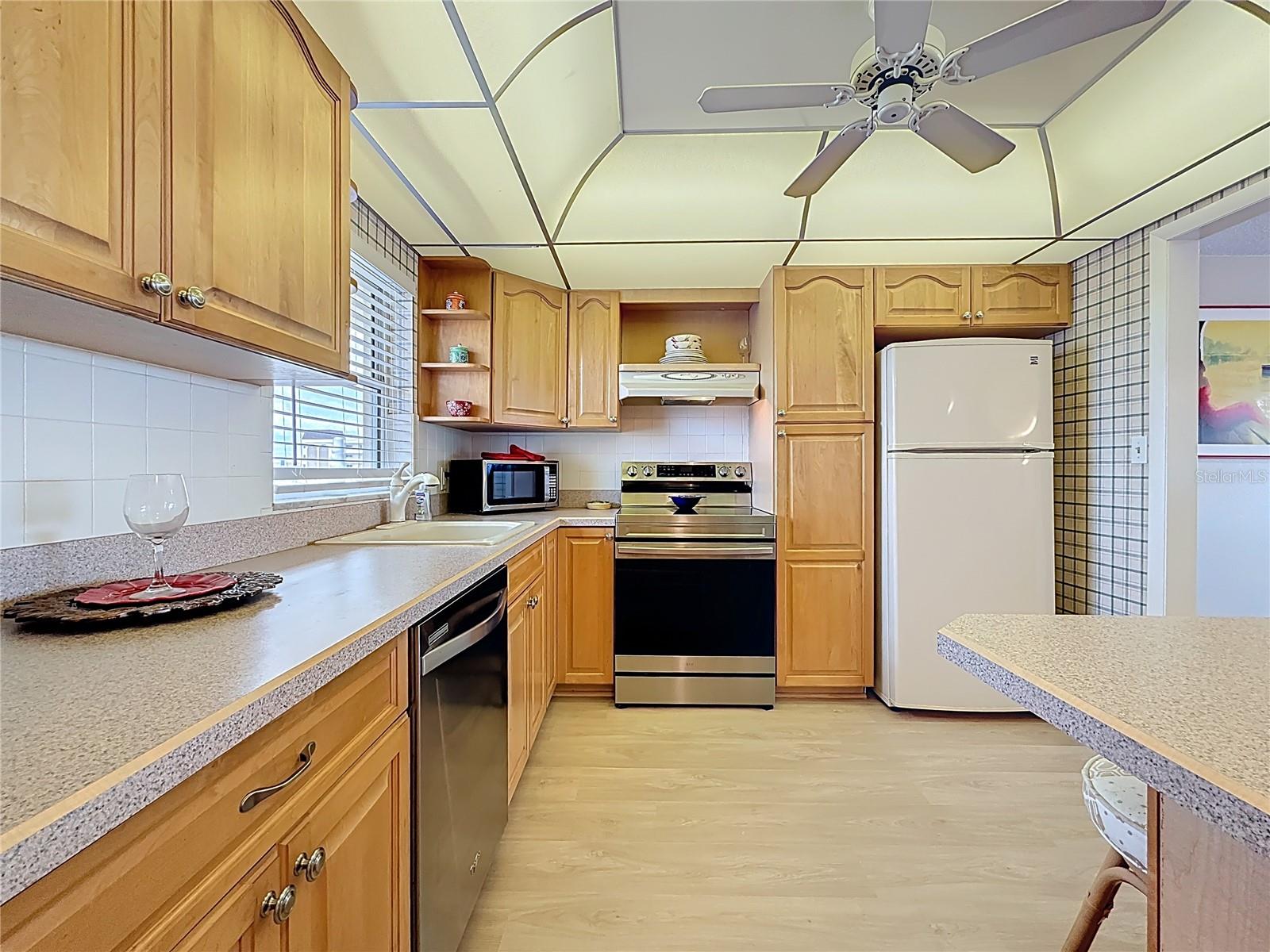 Image 11 of 77 For 4725 Cove Circle 810