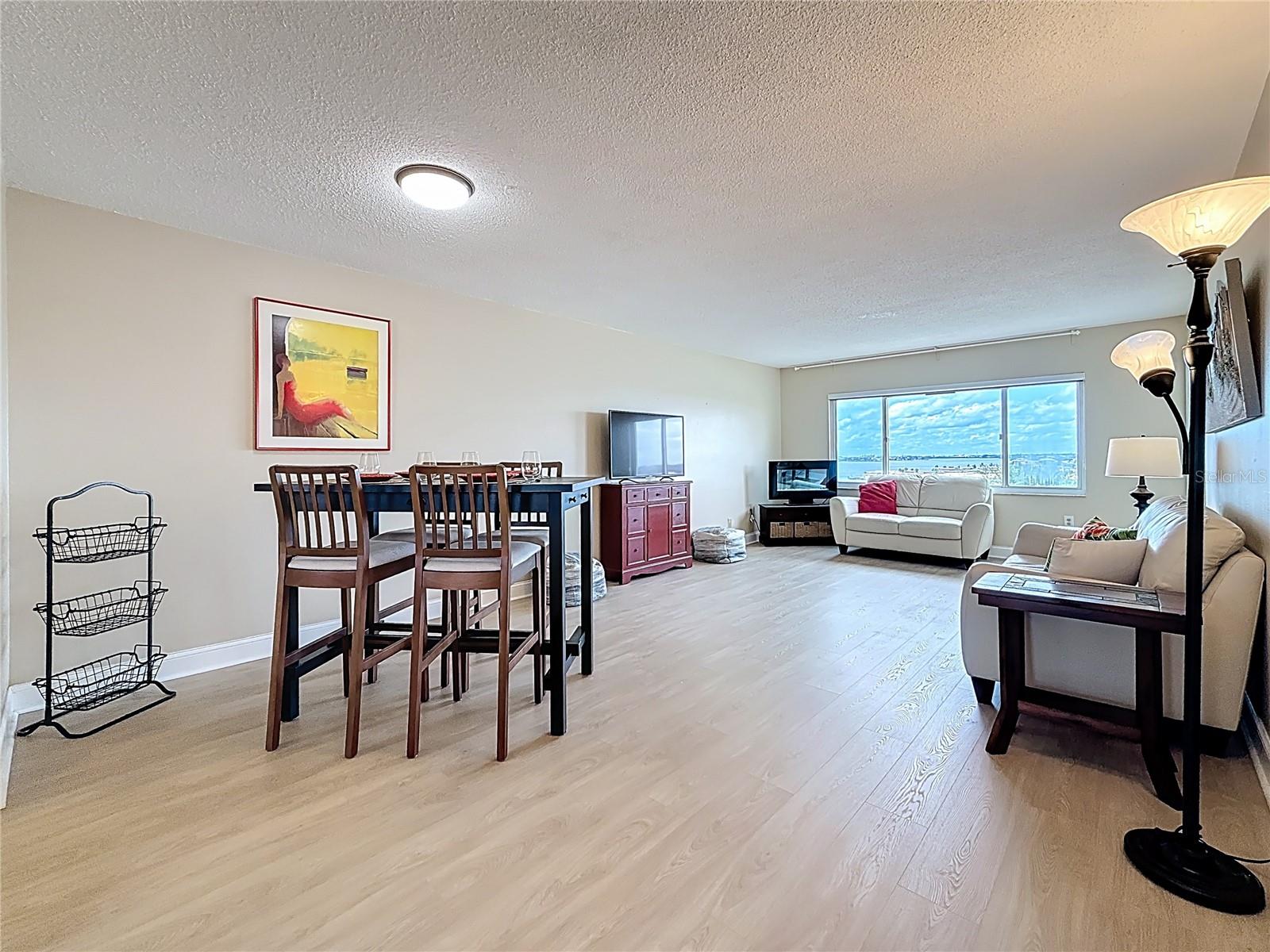 Image 21 of 77 For 4725 Cove Circle 810