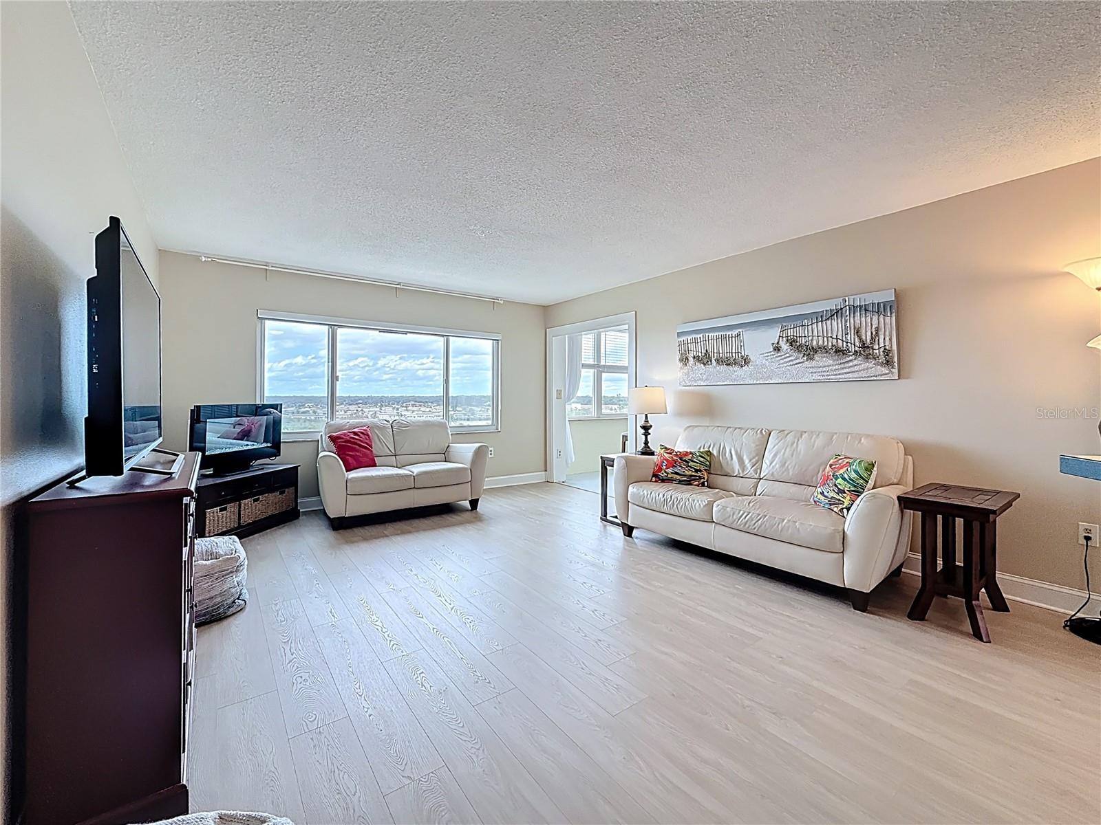 Image 23 of 77 For 4725 Cove Circle 810