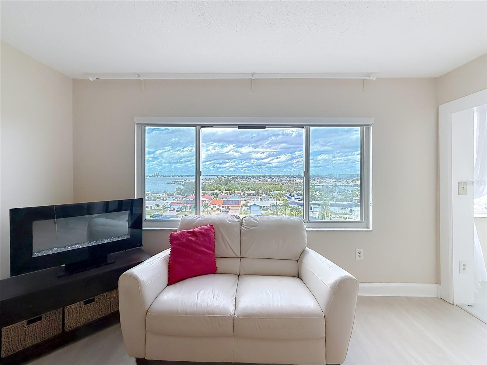 Image 25 of 77 For 4725 Cove Circle 810