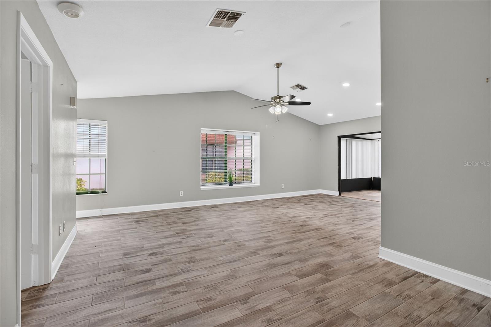 Image 21 of 49 For 3909 Shoreside Circle