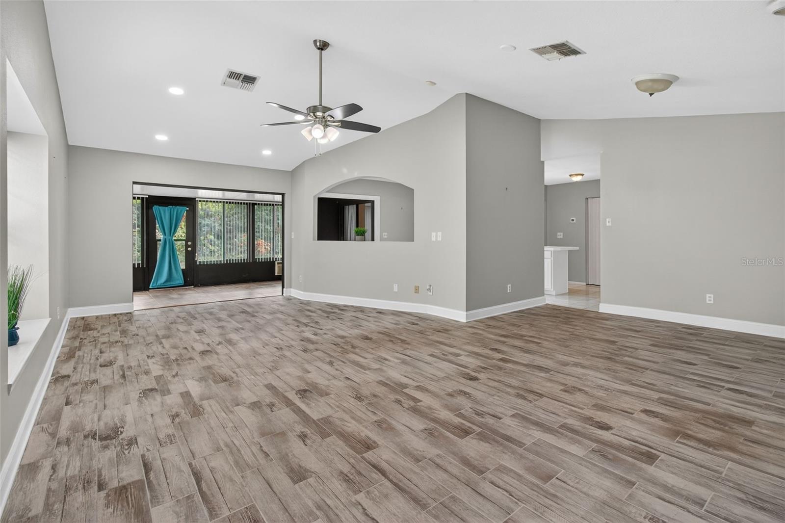 Image 4 of 49 For 3909 Shoreside Circle