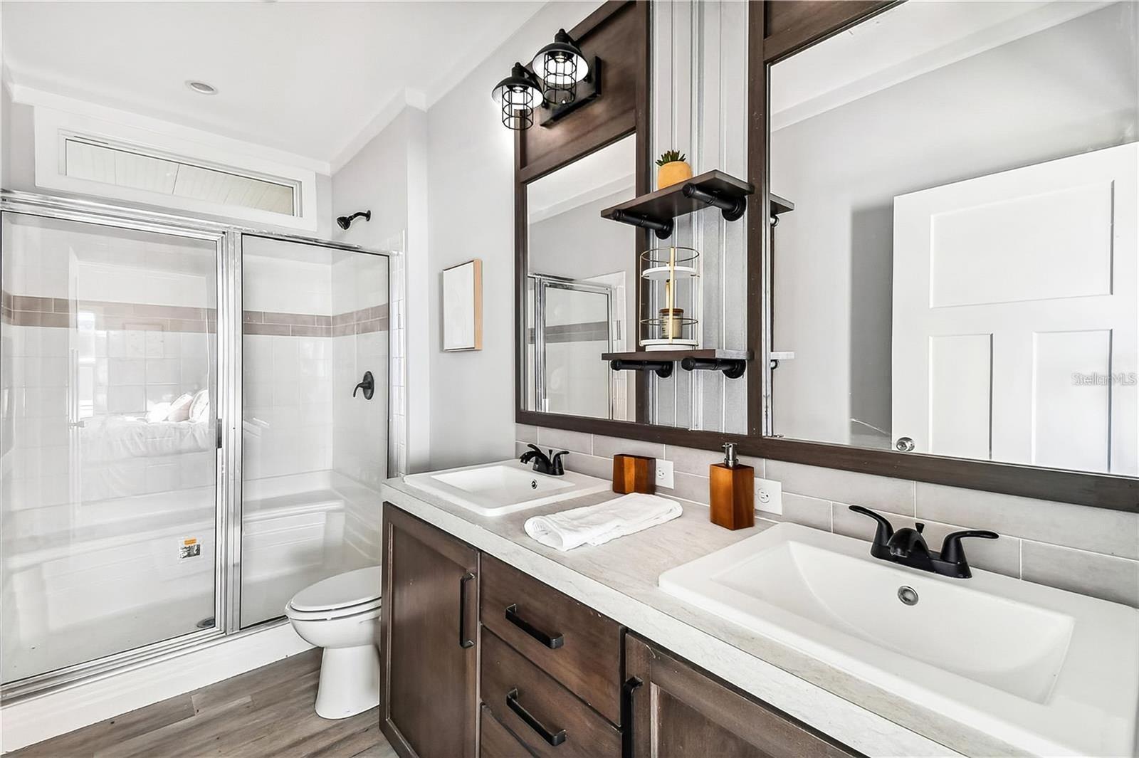 Image 21 of 54 For 10047 Collingwood Avenue