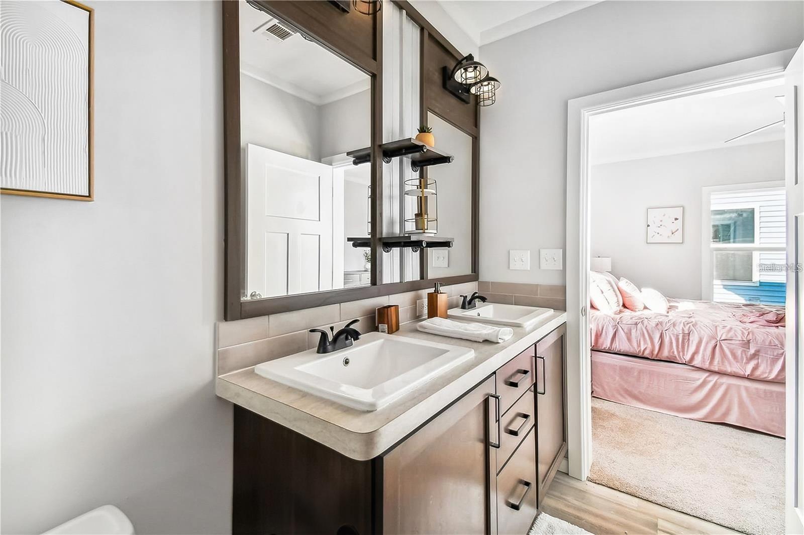 Image 22 of 54 For 10047 Collingwood Avenue