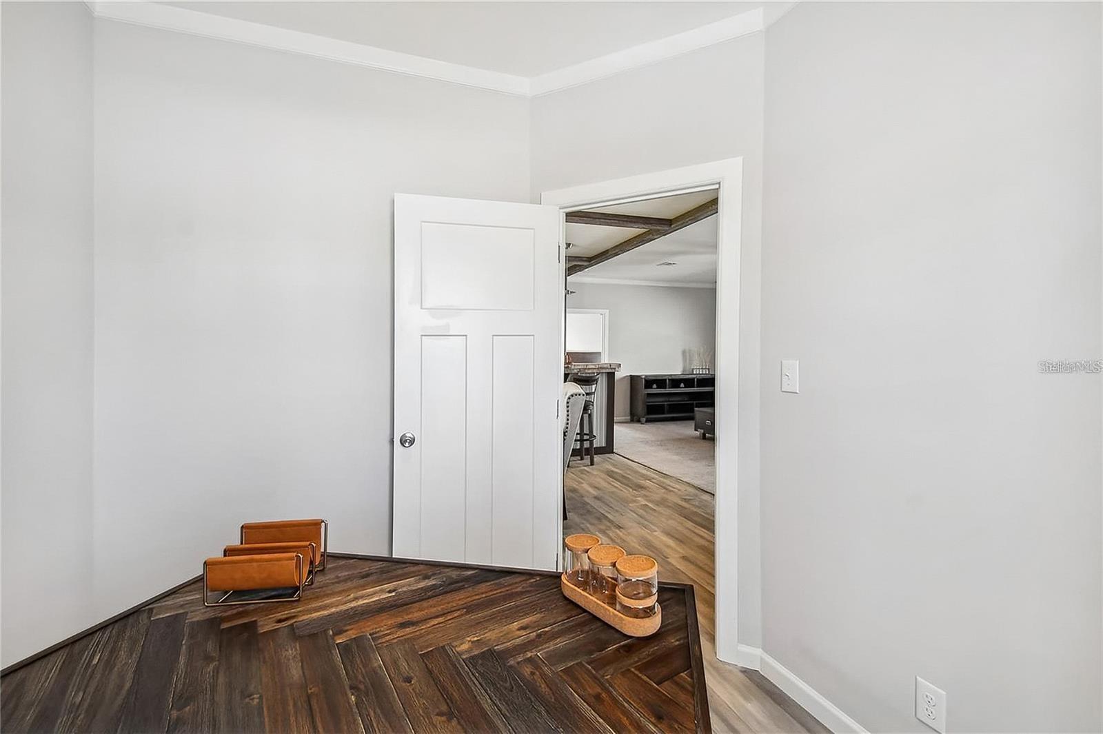 Image 33 of 54 For 10047 Collingwood Avenue