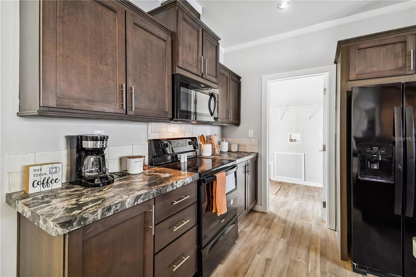 Image 7 of 54 For 10047 Collingwood Avenue