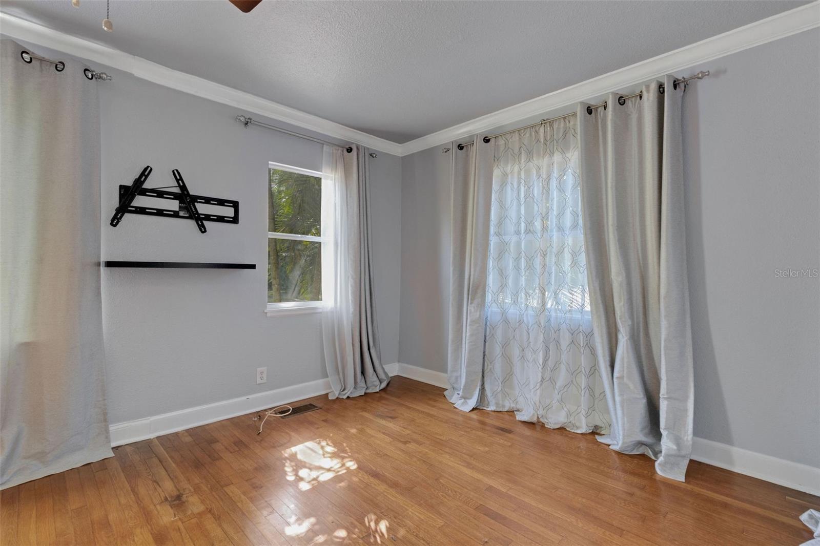 Image 13 of 90 For 717 12th Avenue N