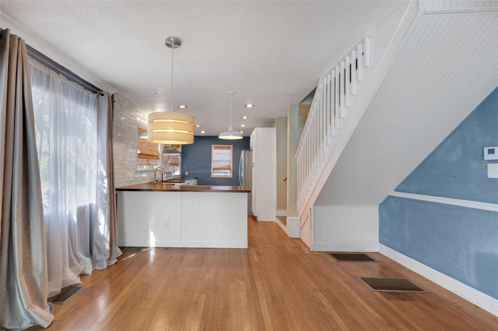 Image 17 of 90 For 717 12th Avenue N