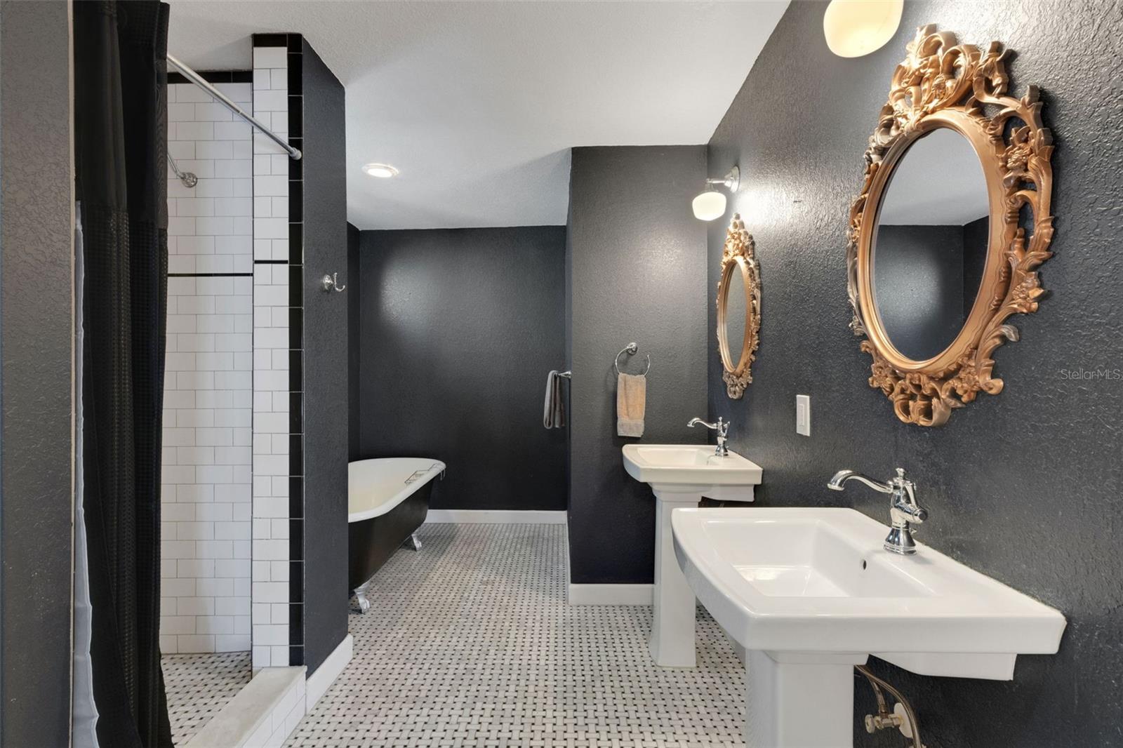 Image 57 of 90 For 717 12th Avenue N