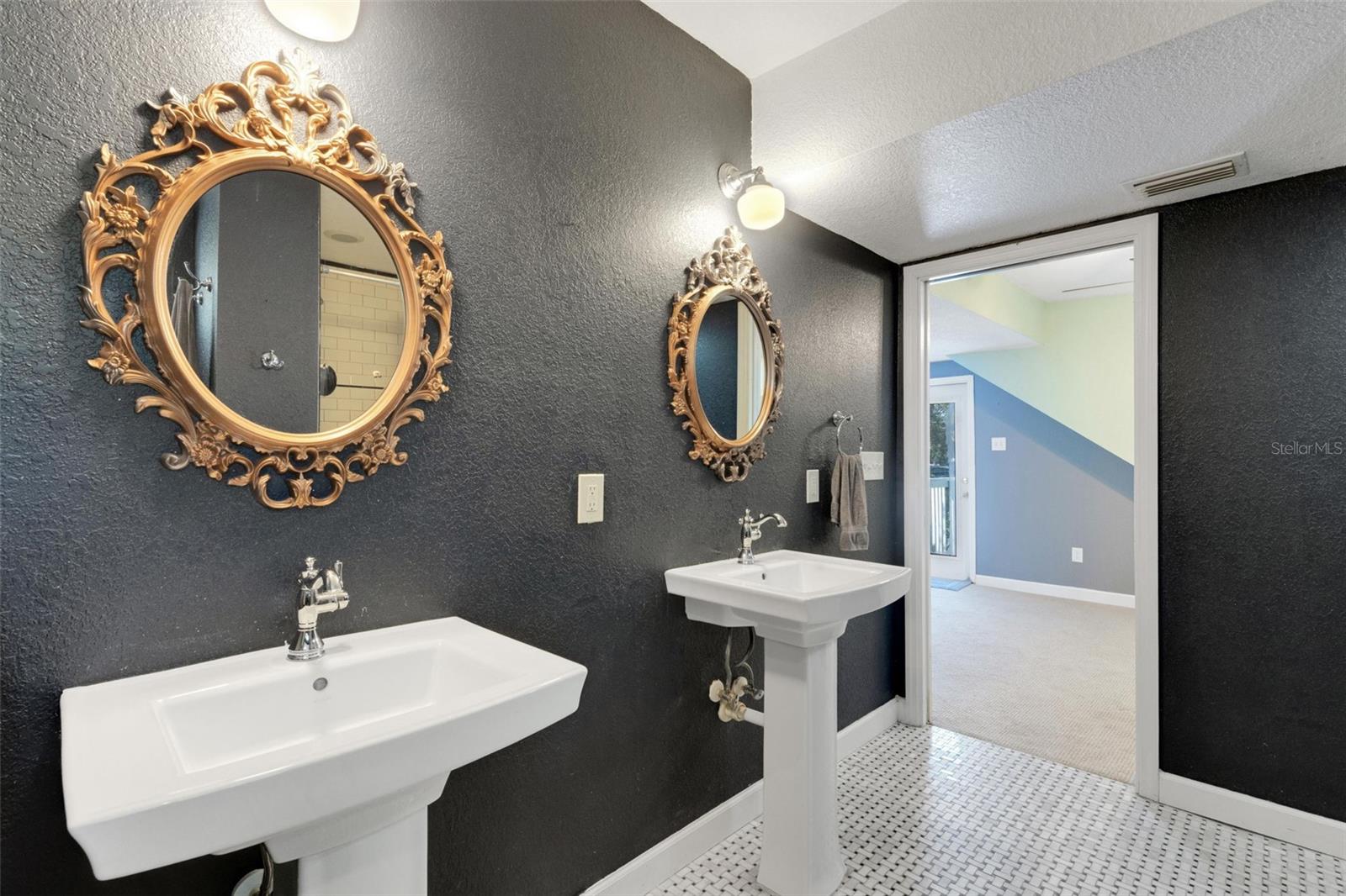 Image 61 of 90 For 717 12th Avenue N