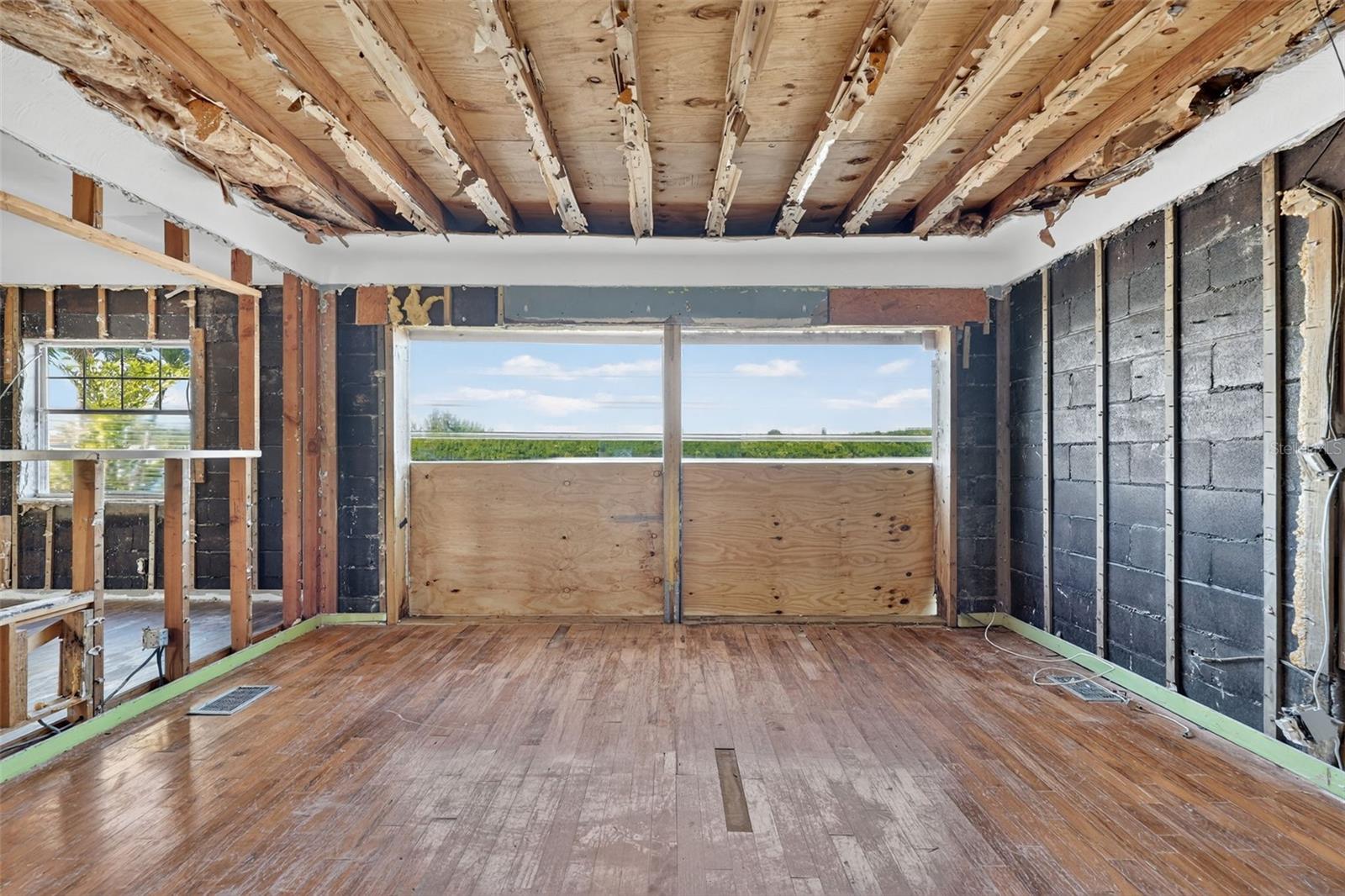 Image 11 of 25 For 566 182nd Avenue E