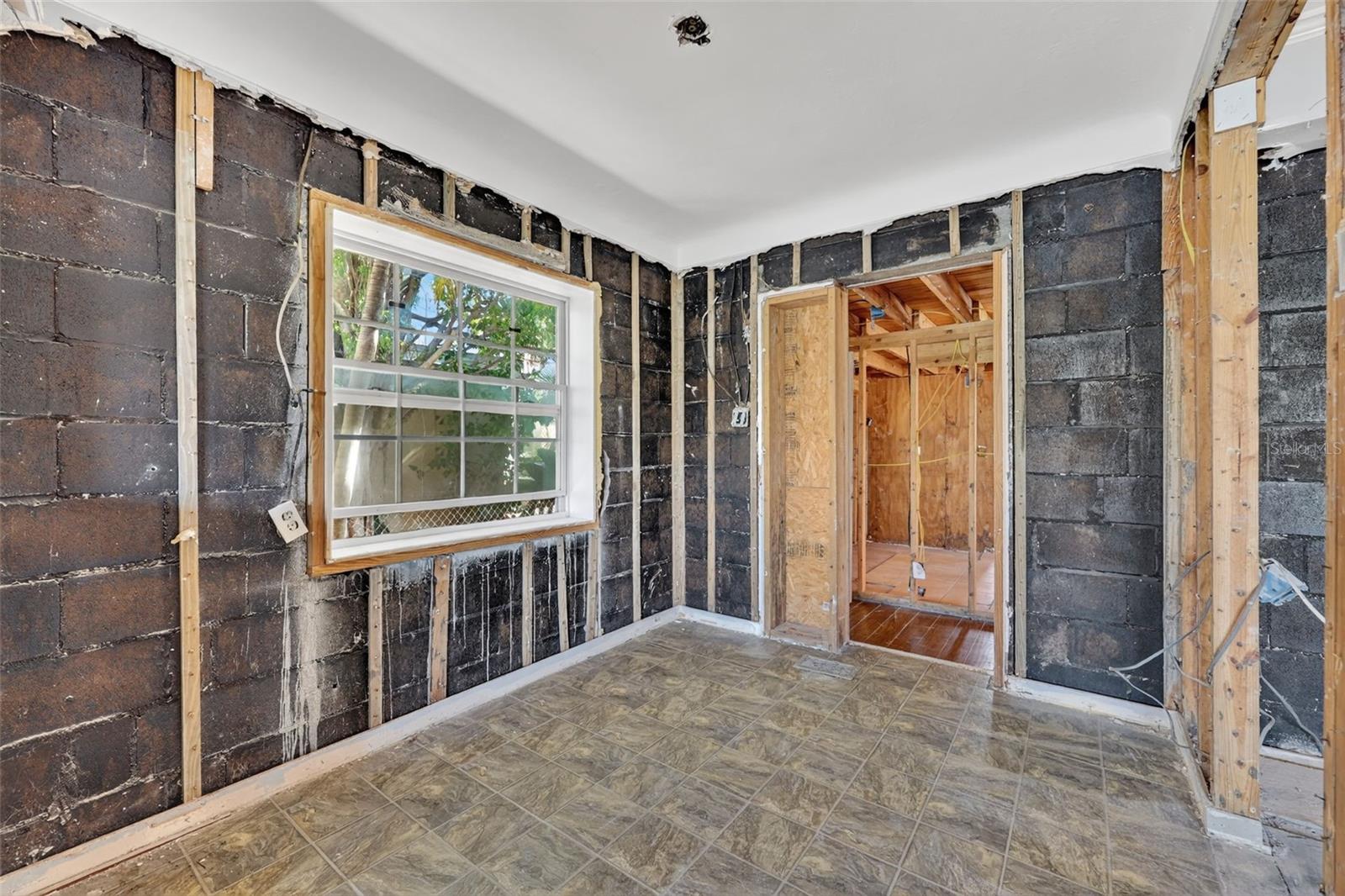 Image 12 of 25 For 566 182nd Avenue E