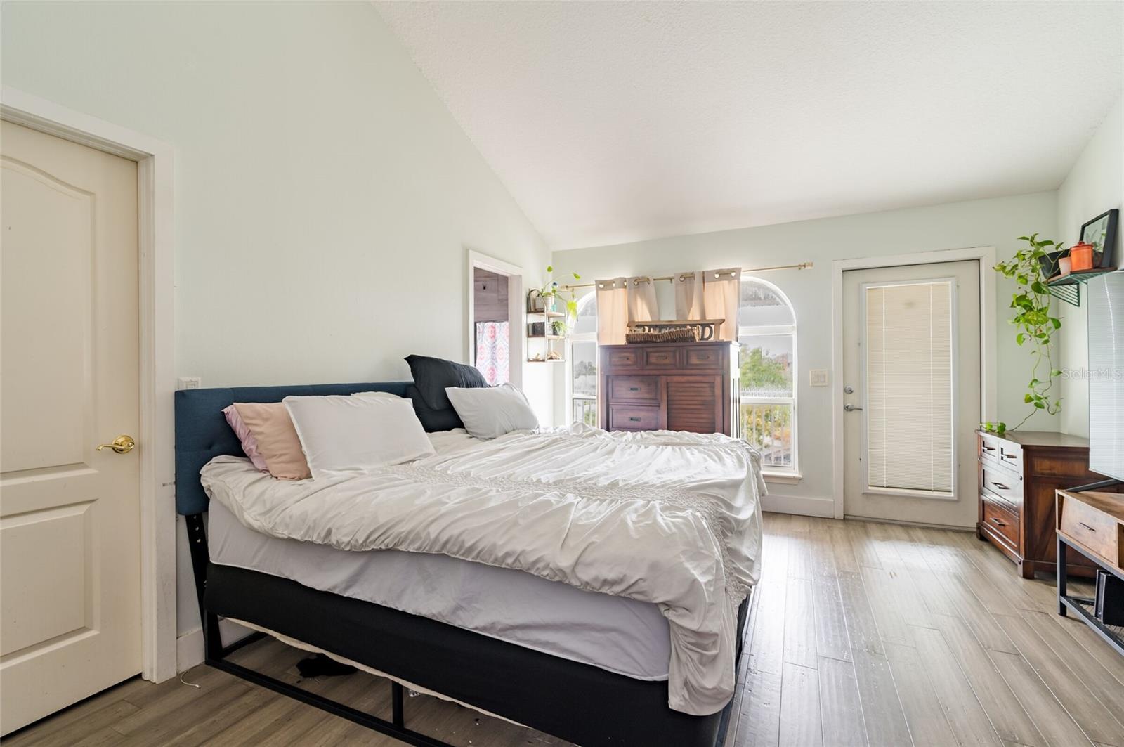 Image 11 of 37 For 2204 1st Street F