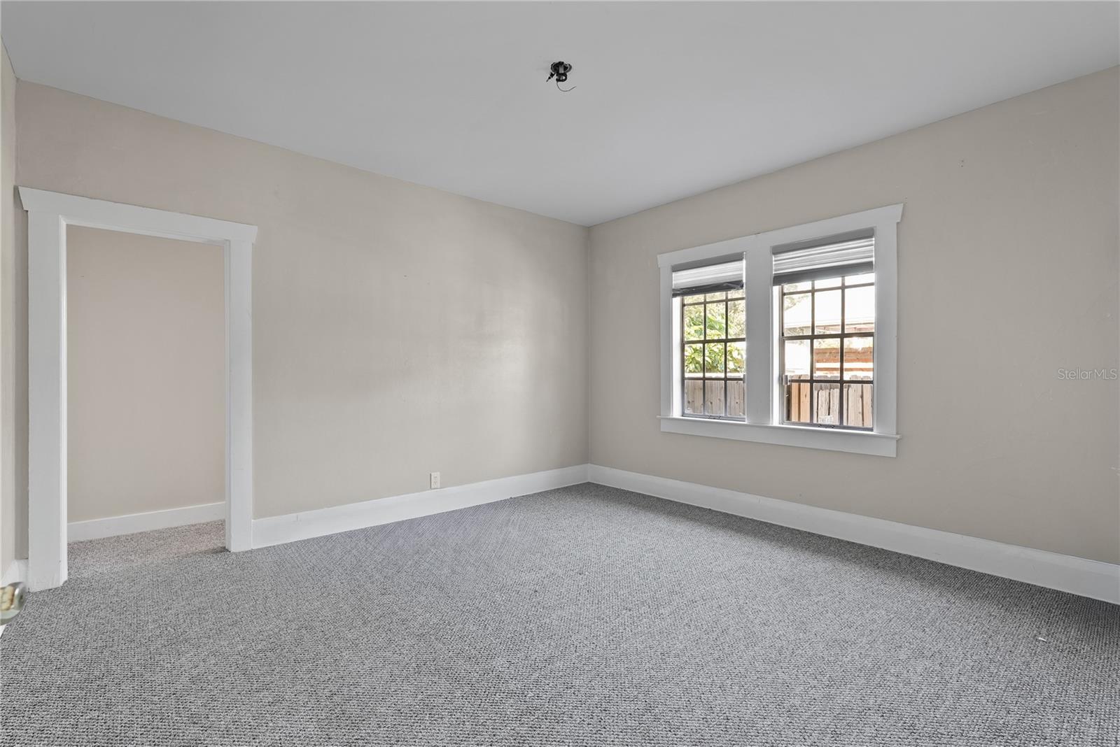 Image 11 of 14 For 303 Paris Street