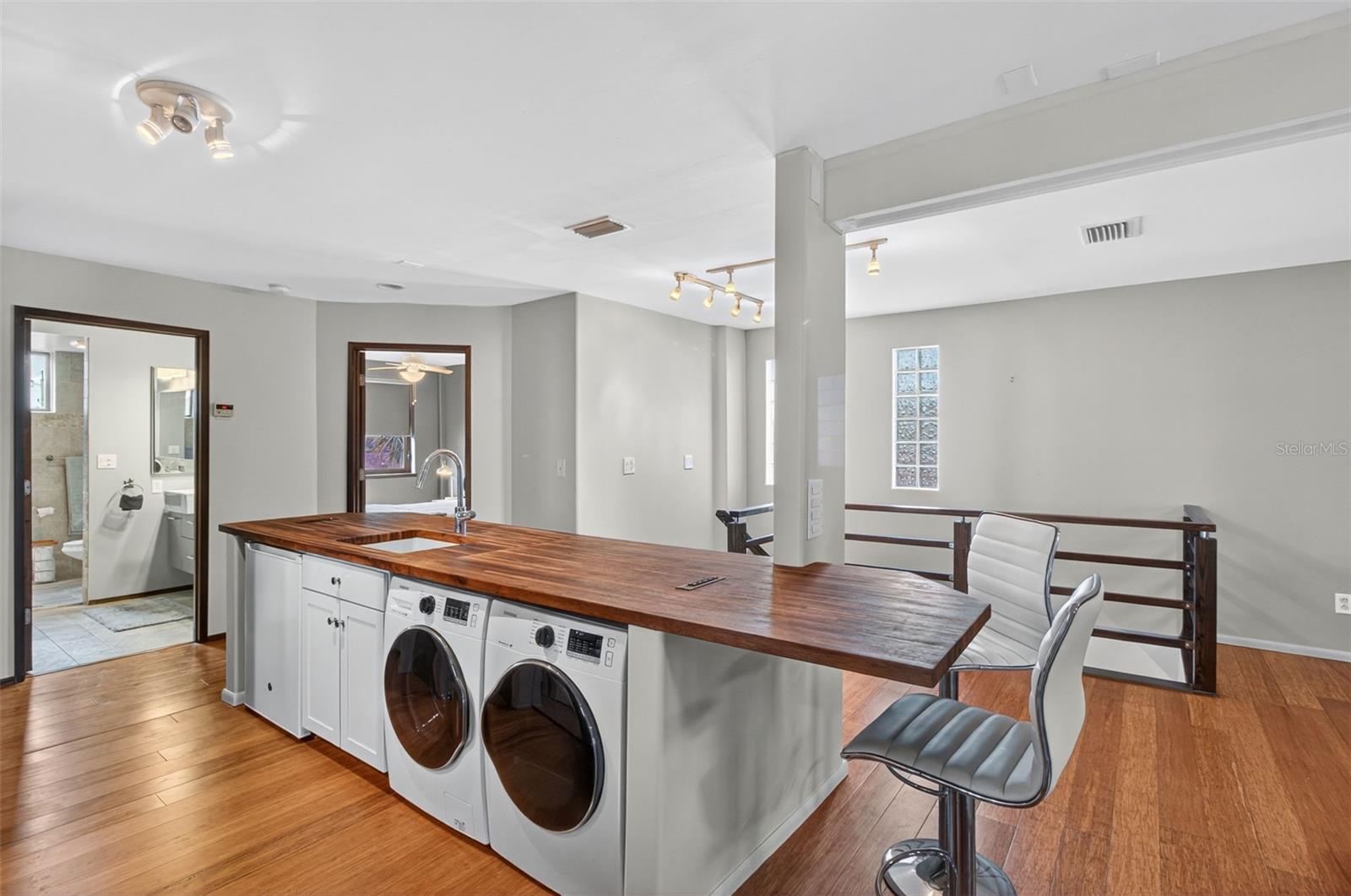 Image 36 of 100 For 5659 Shore Boulevard S