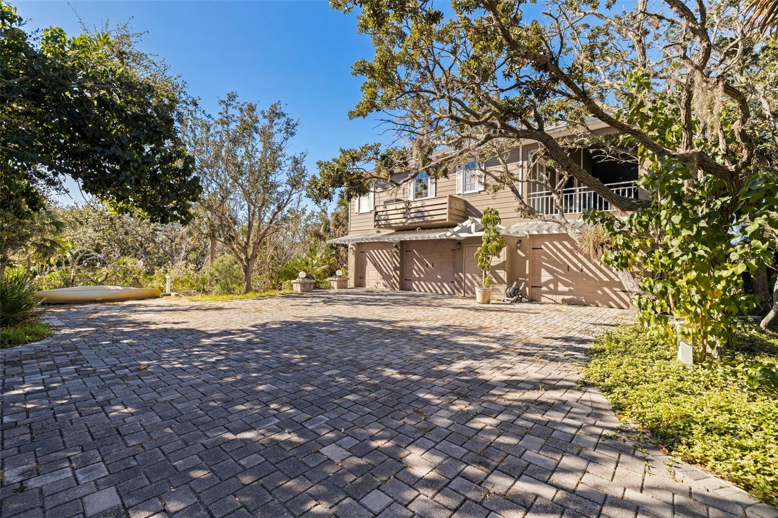 Image 5 of 80 For 2000 Bayview Drive