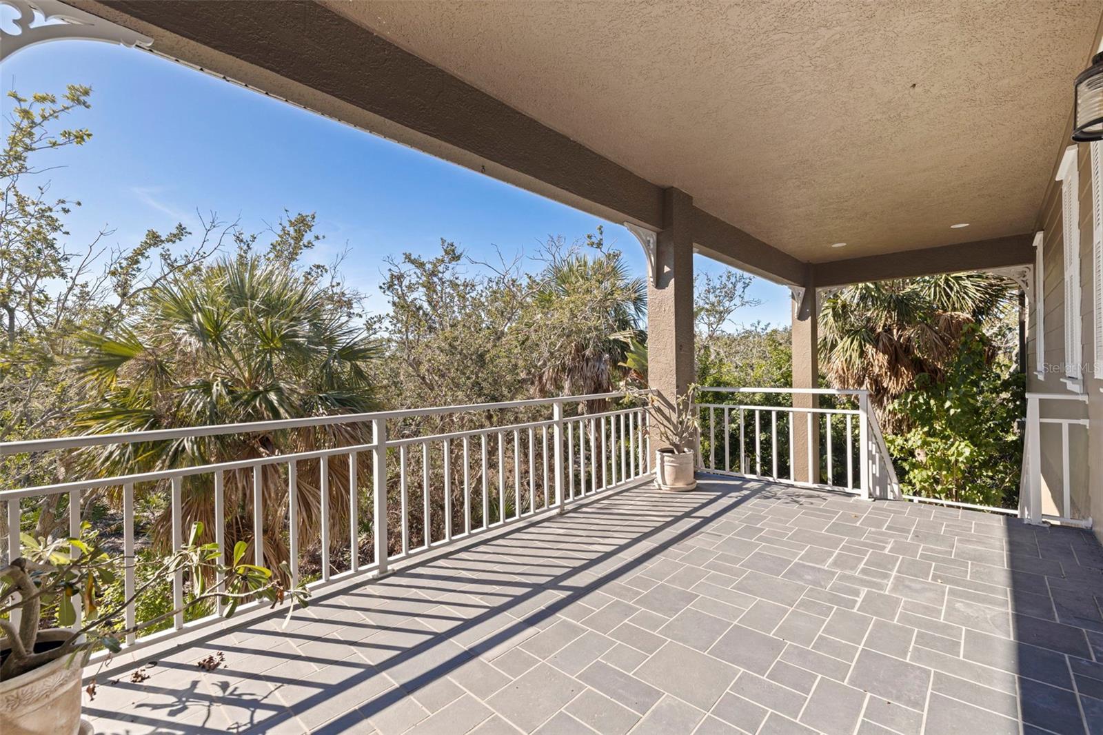 Image 8 of 80 For 2000 Bayview Drive