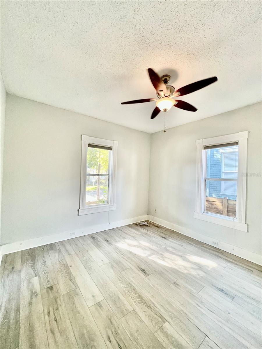 Image 19 of 25 For 111 Amelia Avenue