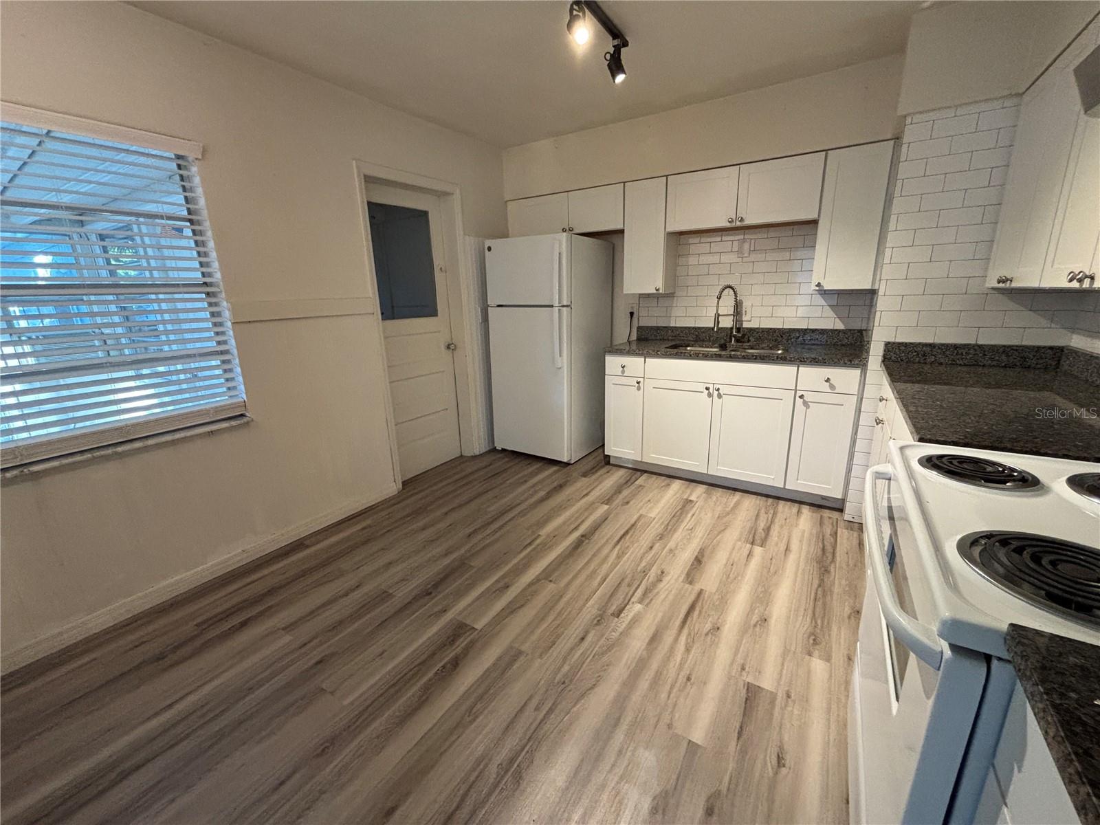 Image 12 of 31 For 1102 Sunset Point Road 6